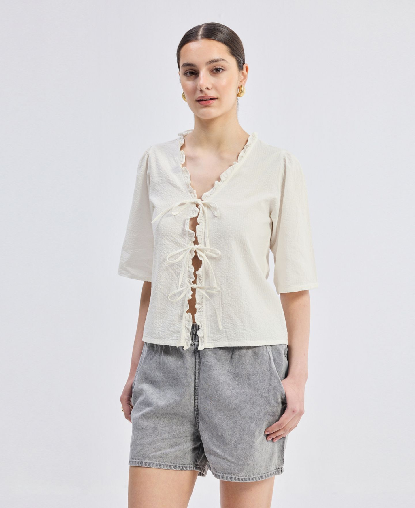 Женский топ Reistor Relaxed Fit With Ruffles and Front-Ties in Cream, цвет: Кремовый — фото 7