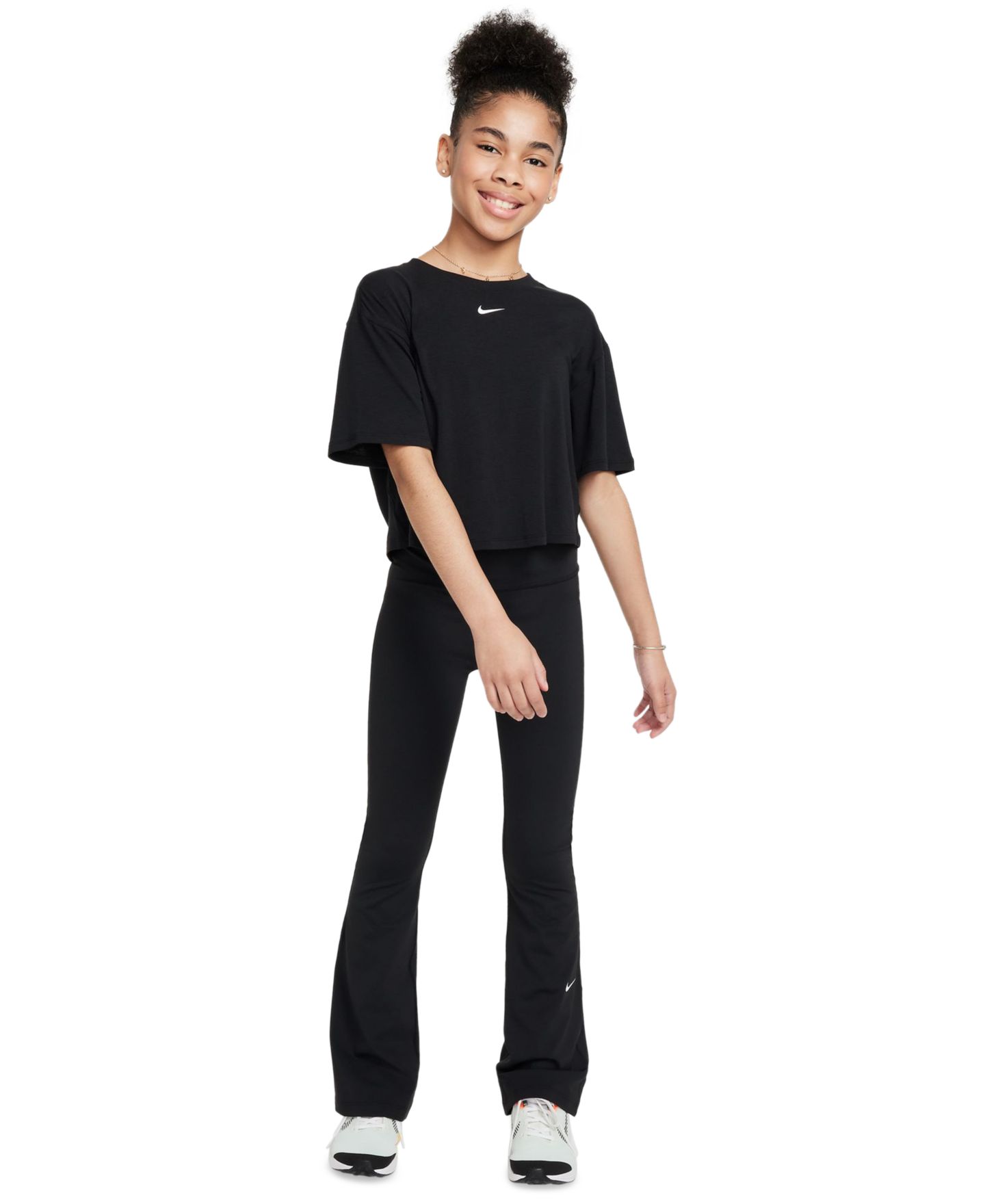 Футболка Nike One Relaxed Dri-Fit Short-Sleeve T-Shirt для девочек, цвет: Чёрный / Белый — фото 2