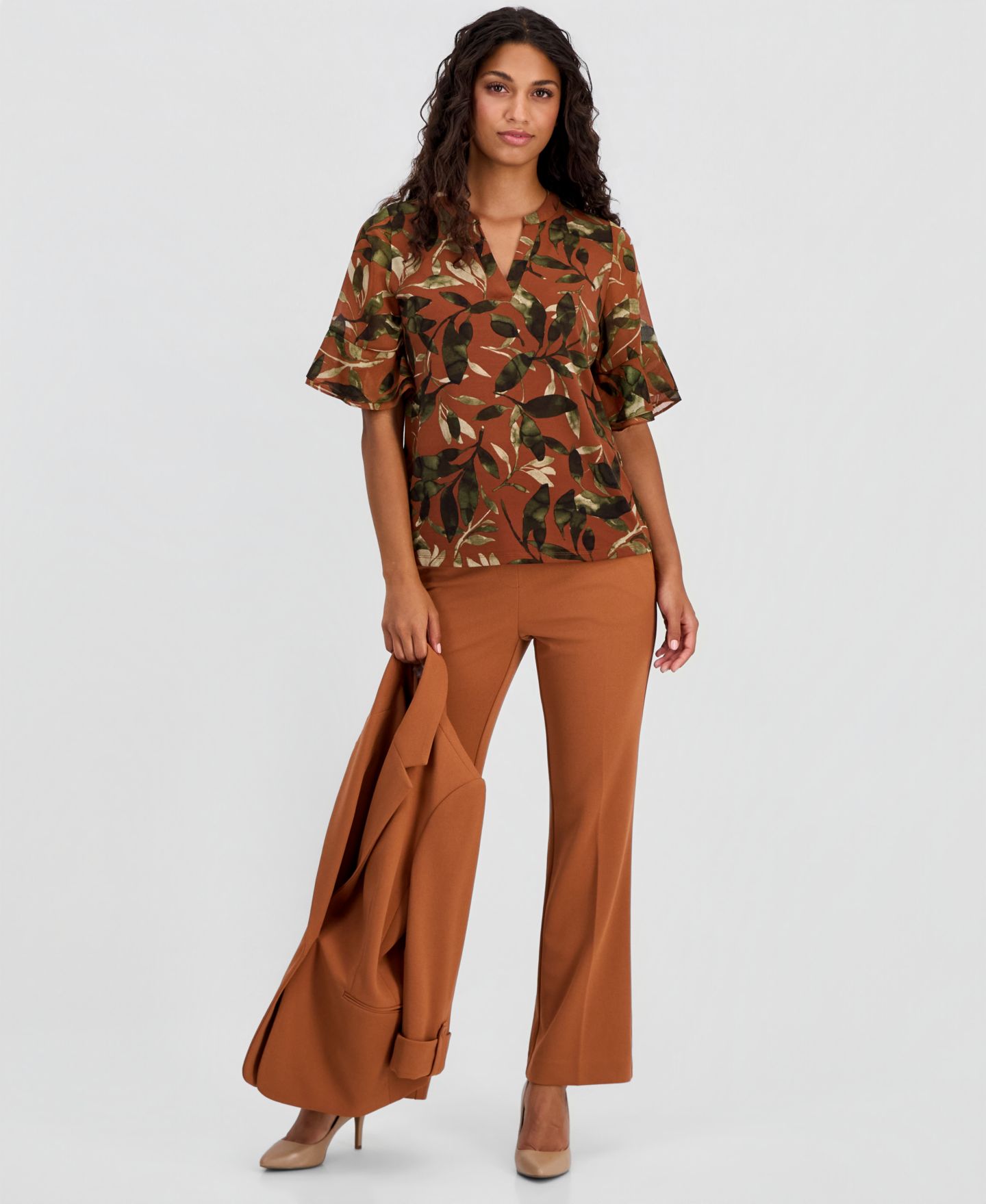 Женский топ Anne Klein Essentials Petite Printed Ruffle-Sleeve Top, цвет: Кедровый разноцветный — фото 2