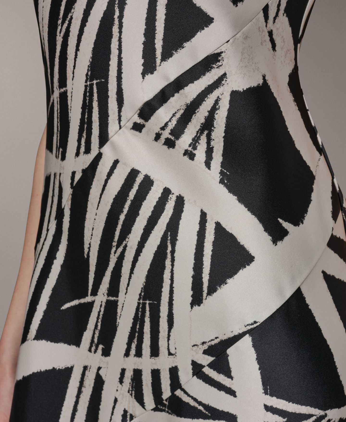 Женское платье Donna Karan New York Cowl Neck High-Low Sleeveless Printed A-Line, цвет: Чёрный / Кремовый — фото 7