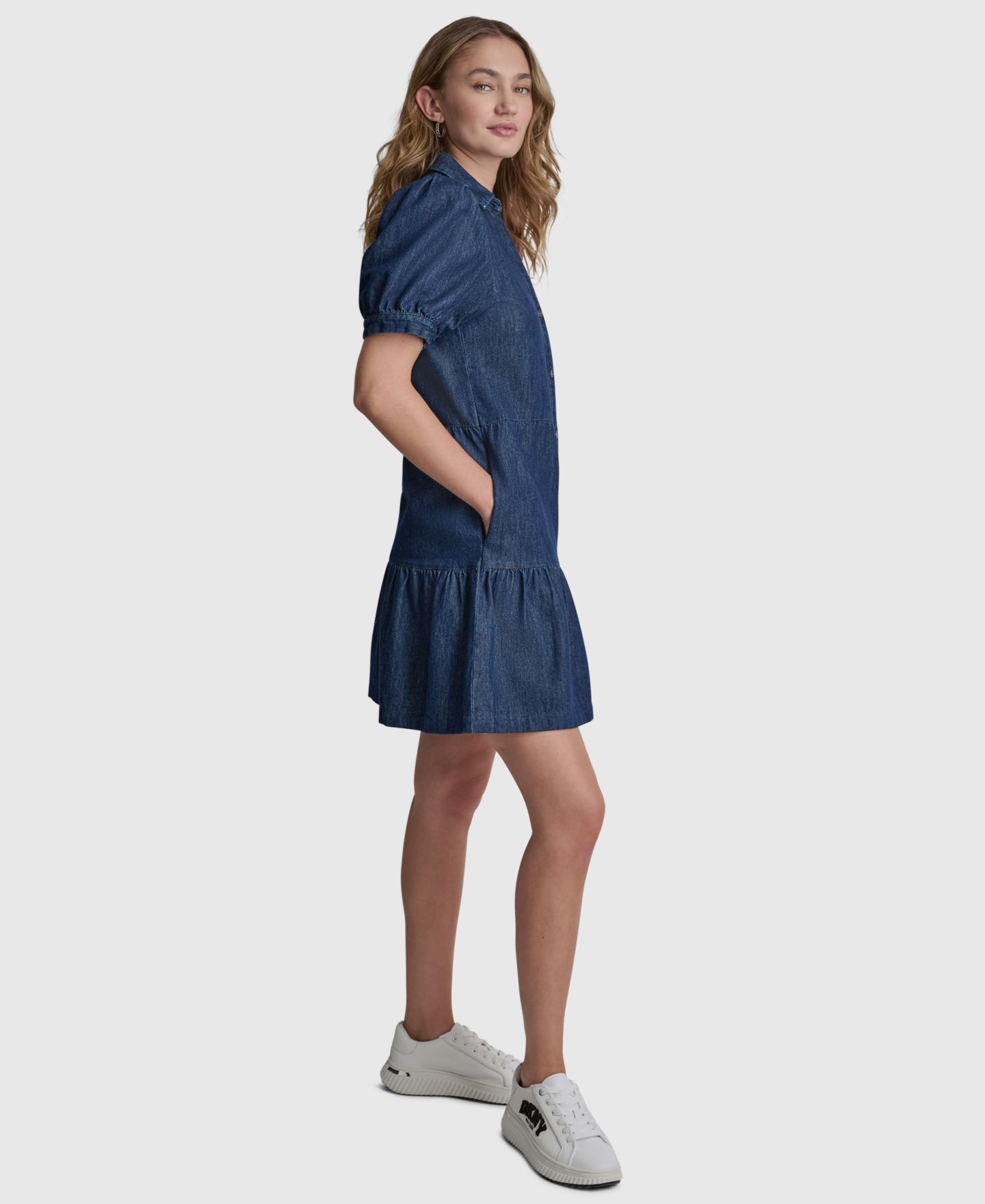 Женское платье DKNY Jeans Tiered Puff-Sleeve Collared Denim Cotton Mini Shirt-Dress, цвет: Варёный — фото 4