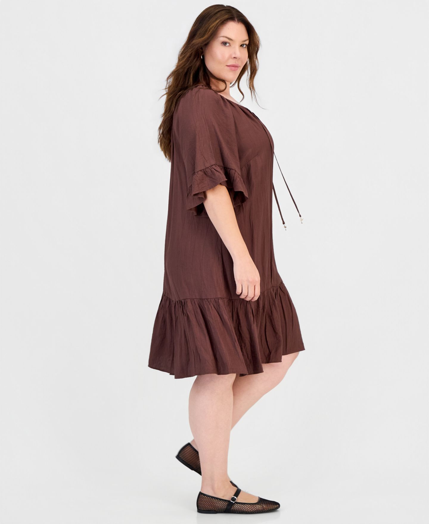 Женское платье Robbie Bee Plus Size Ruffle-Hem Bell-Sleeve Split-Neck, цвет: Коричневый — фото 2