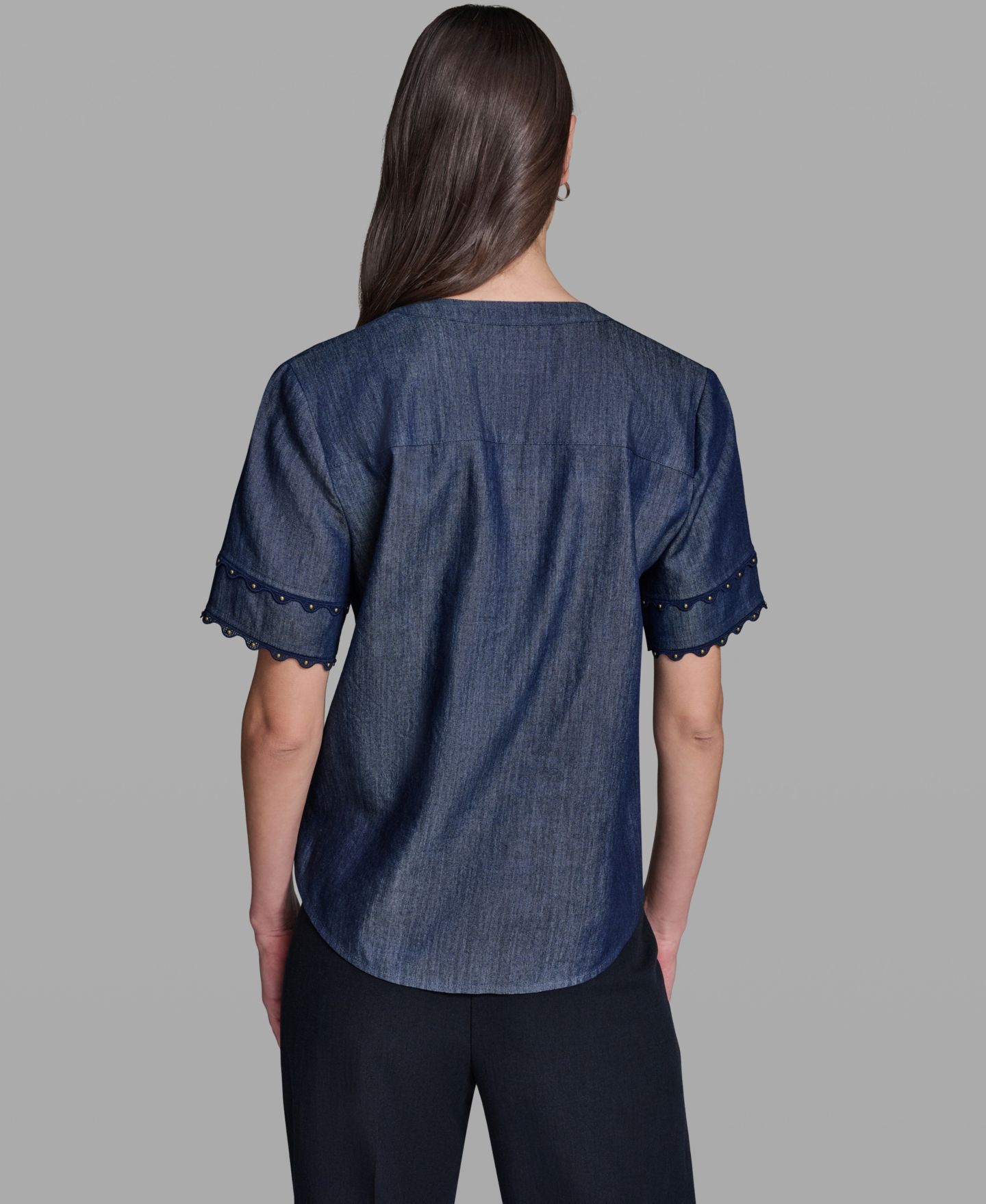 Женская блузка KARL LAGERFELD PARIS V-Neck Nailhead Trim Short-Sleeve Blouse, цвет: Индиго — фото 4