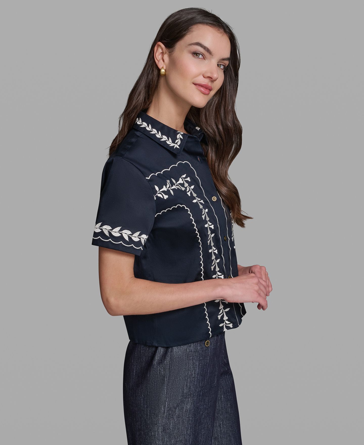 Женская рубашка KARL LAGERFELD PARIS Petite Floral Embroidered Short-Sleeve Shirt, цвет: Тёмно-синий — фото 6
