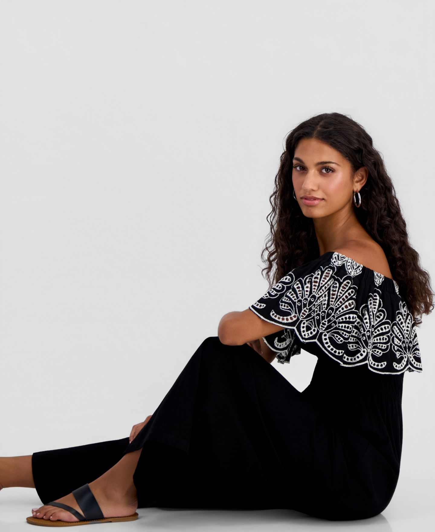 Женский комбинезон And Now This Petite Embroidered Off-The-Shoulder Jumpsuit, цвет: Чёрный — фото 4