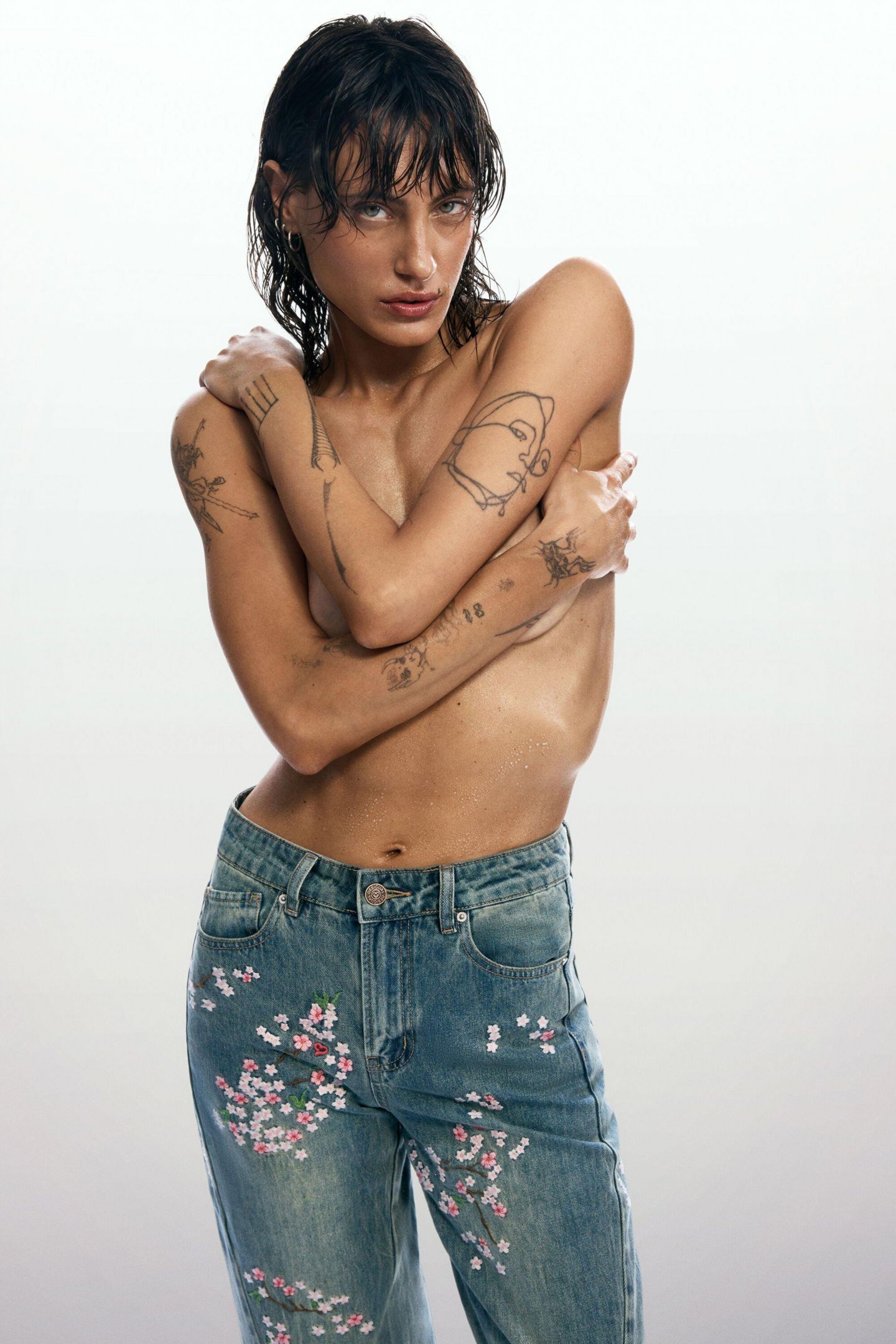 Женские джинсы Desigual Regular embroidered denim pants, цвет: Средний синий — фото 3