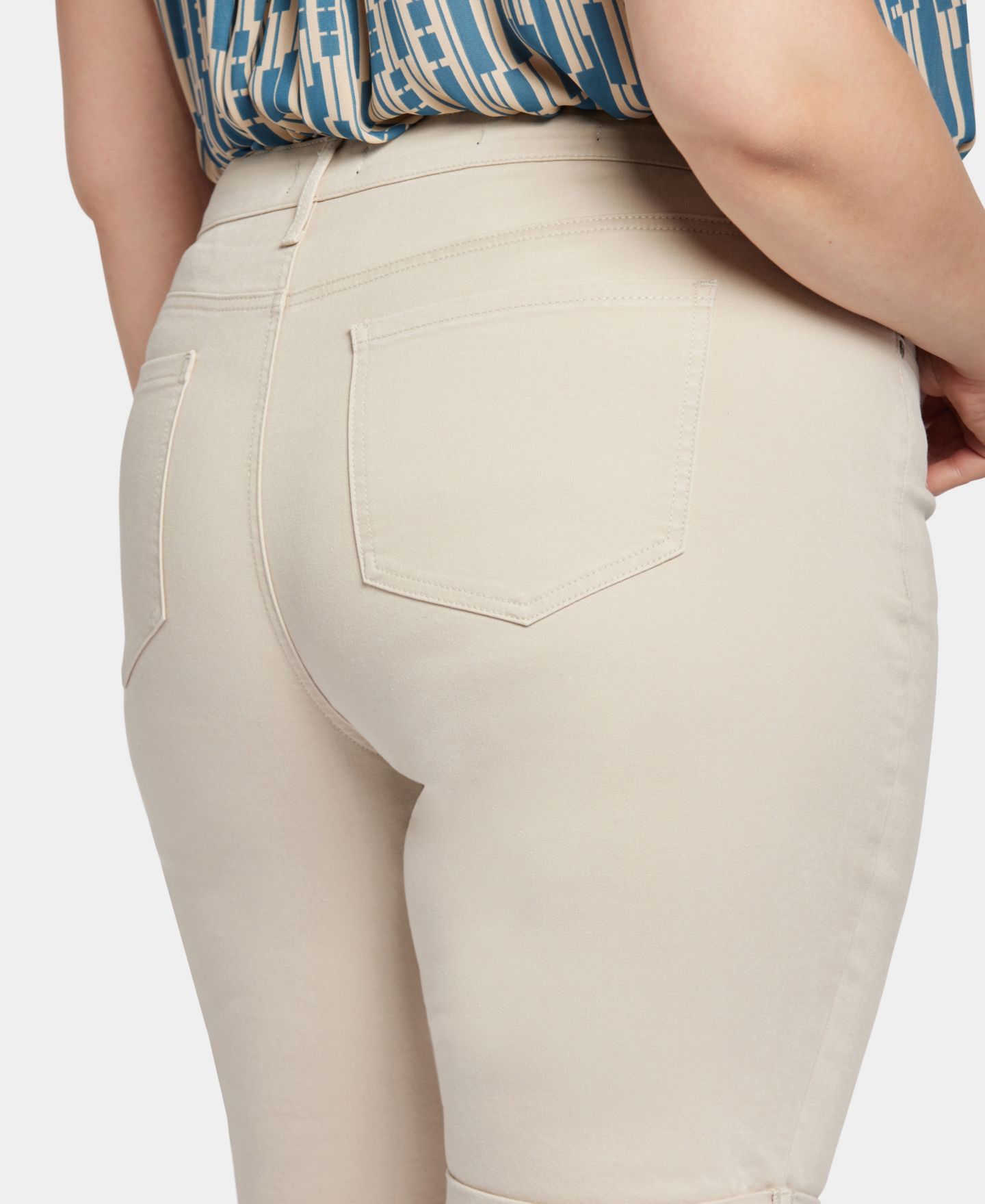 Женские шорты NYDJ Plus Size Briella Roll Cuff Short with Lift Tuck Technology, цвет: Feather — фото 6