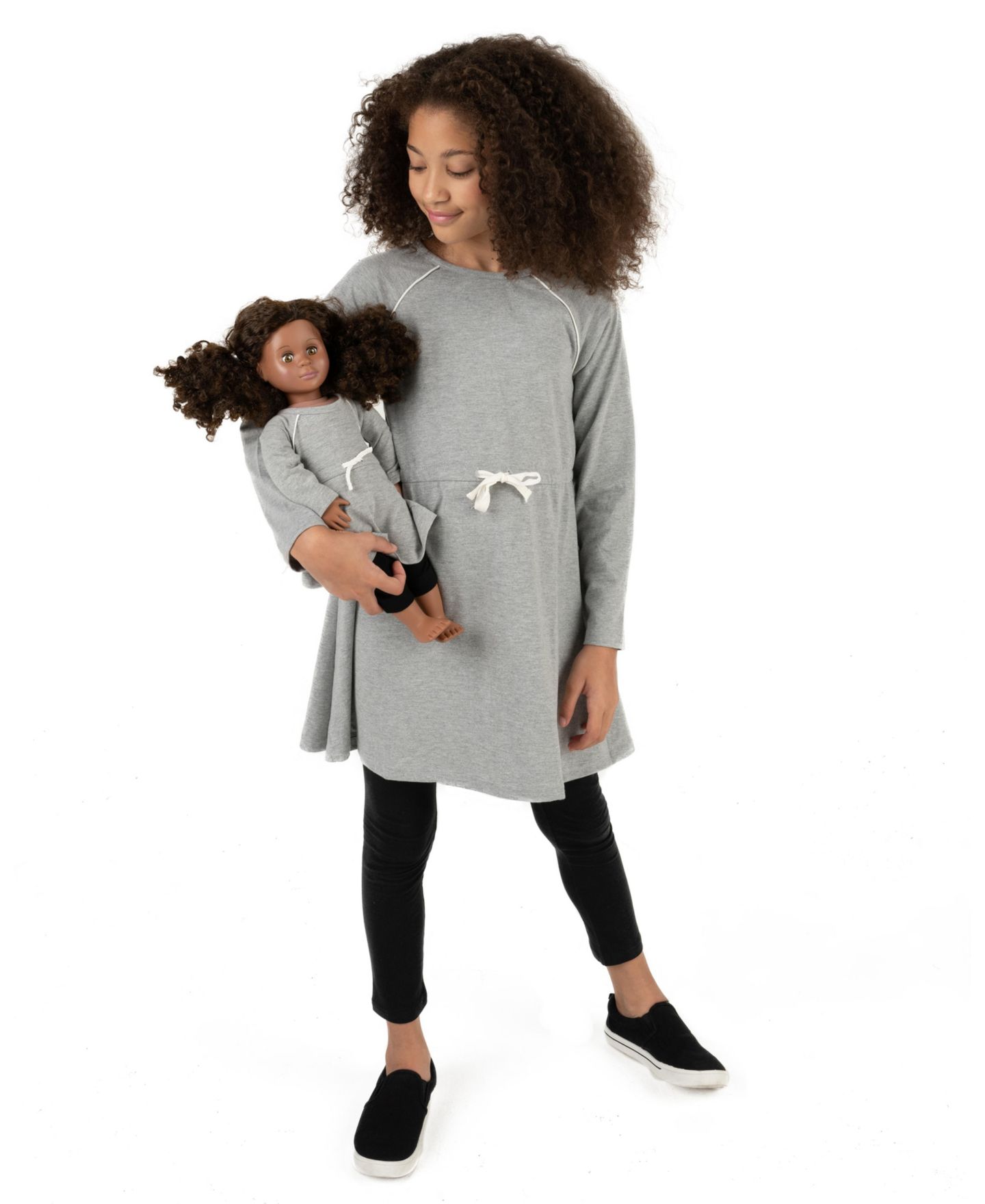 Платье Leveret Matching Girl & Doll Drawstring Cinch-Waist Long Sleeve Dress для девочек-малышей, цвет: Светлый серый — фото 1