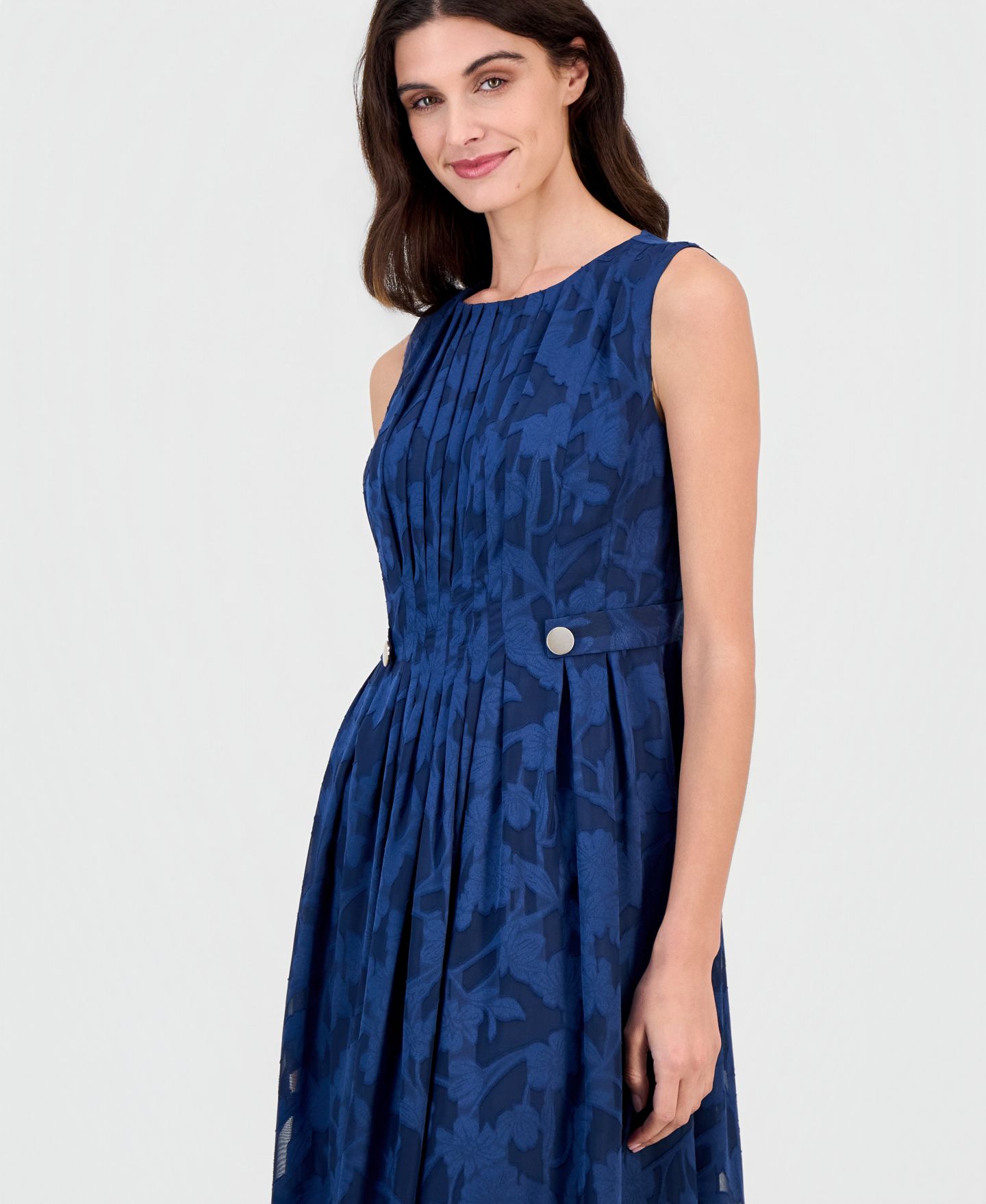 Женское платье Anne Klein Pleated-Front Button-Tab Scoop Neck A-Line Midi, цвет: Синий карбоновый — фото 3