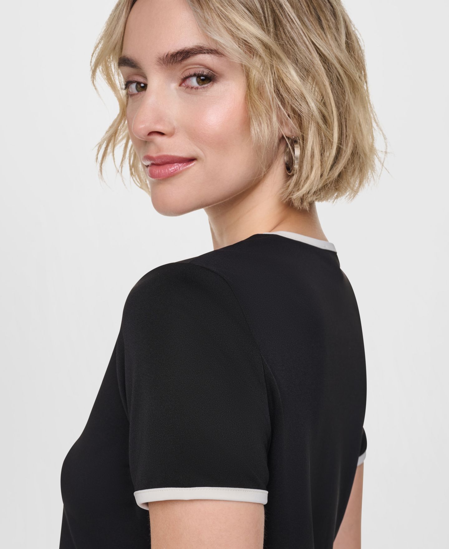 Женский топ DKNY Crewneck Short-Sleeve Top, цвет: Чёрный / Кокосовый — фото 4