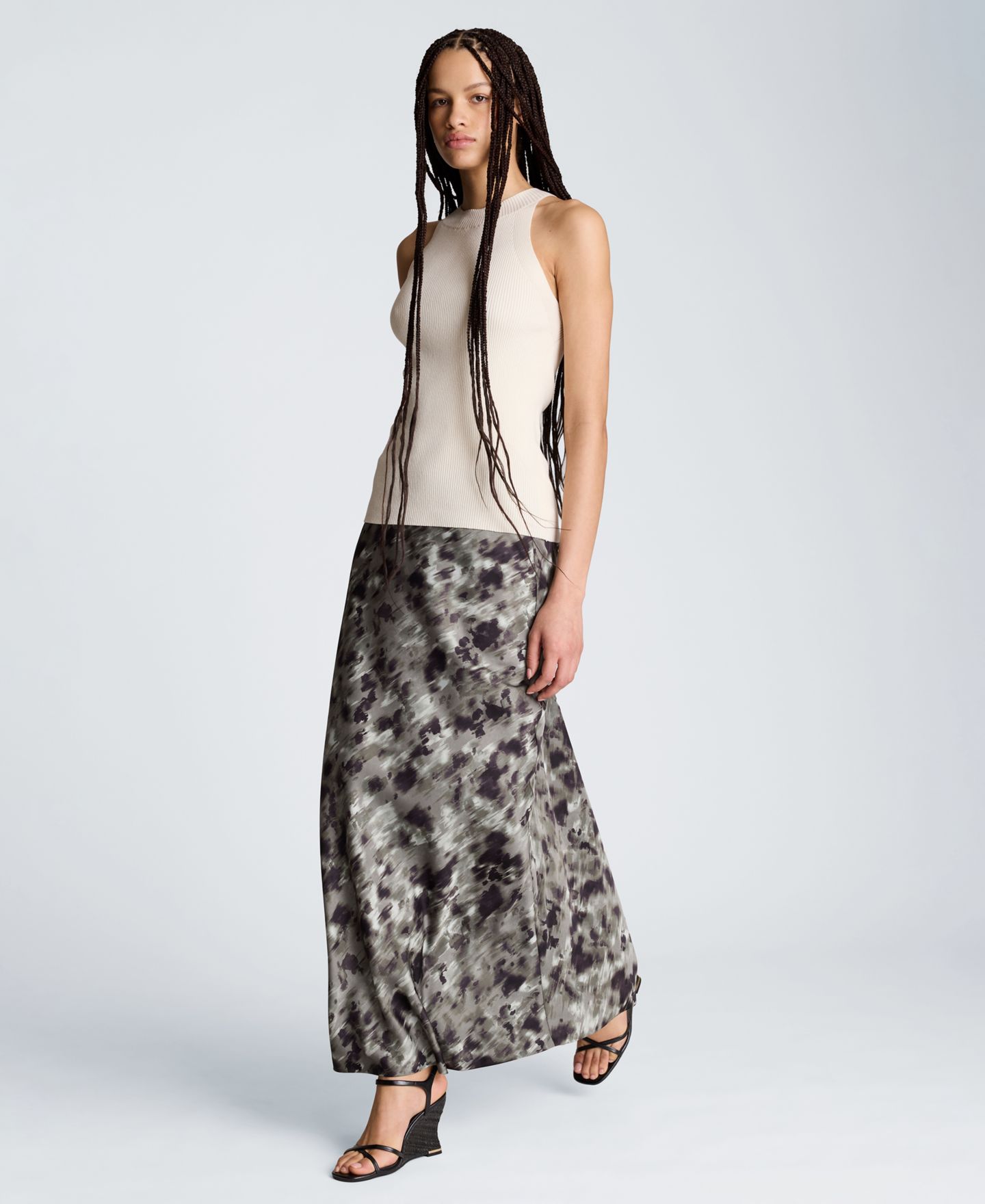 Женская юбка Kenneth Cole Printed Satin Flared Maxi, цвет: Зелёный — фото 2