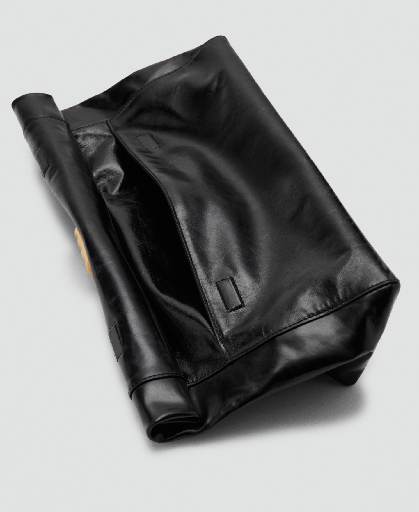 Женская сумка MANGO Starring Hailey Bieber Metal Detail Leather Handbag, цвет: Чёрный — фото 6