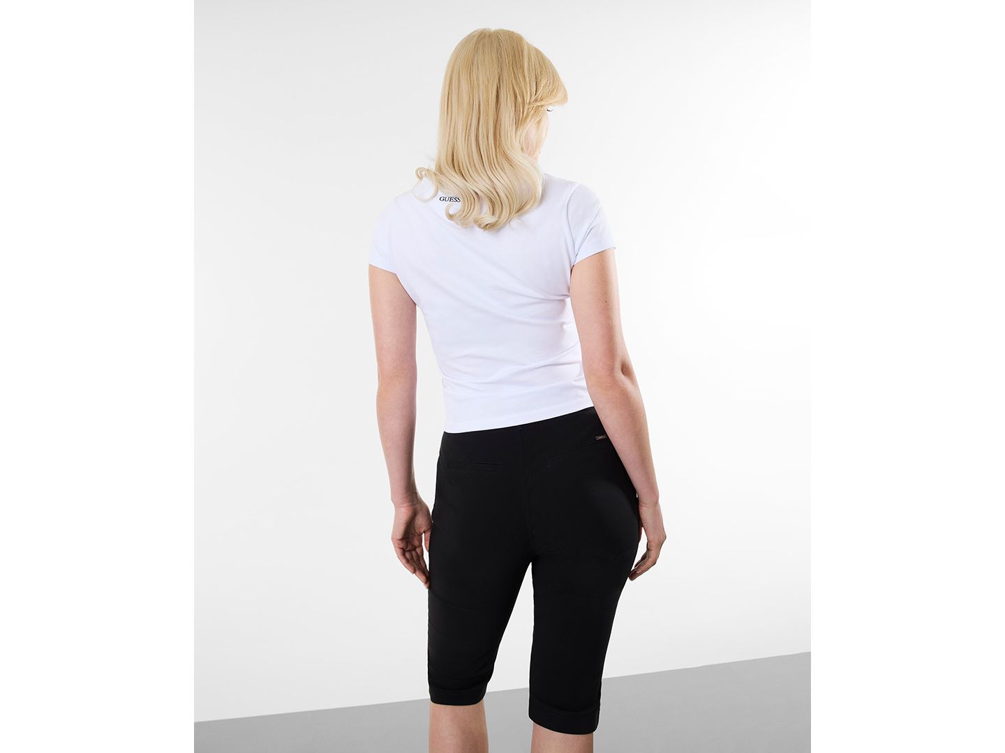Женская футболка GUESS Marilyn Short-Sleeve Crewneck Picture Script, цвет: Чистый белый — фото 4