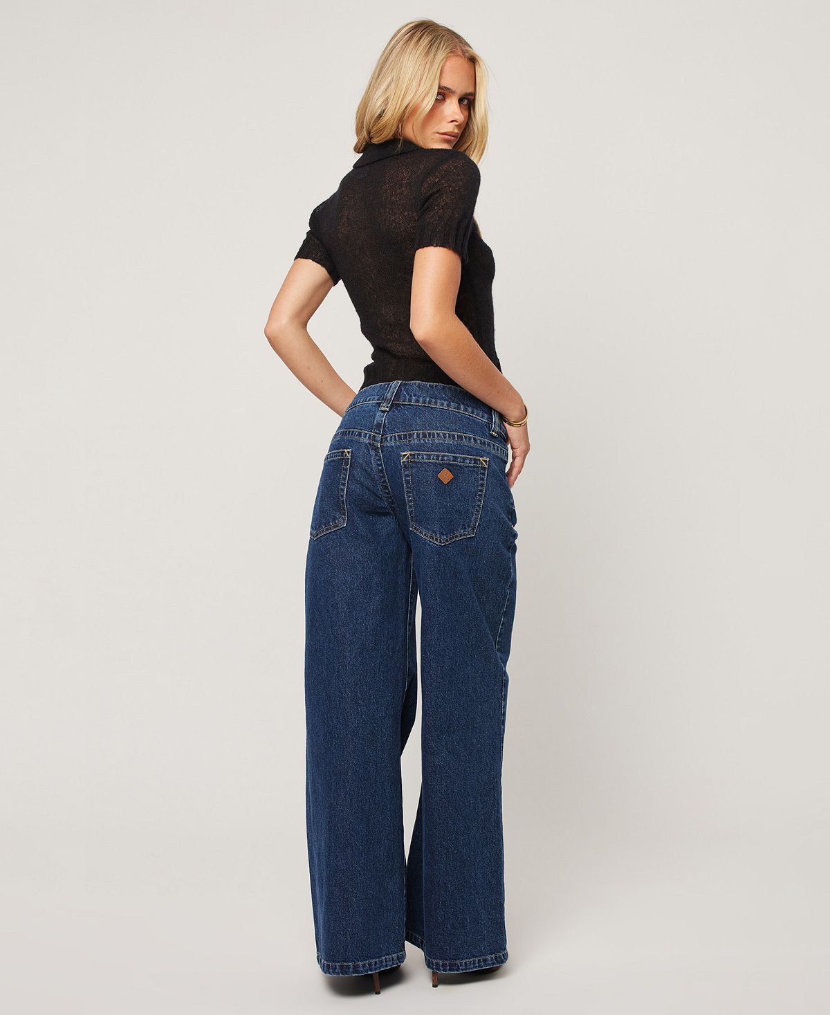 Abrand Women's 00 Tara Low-Rise Wide-Leg Jeans view 6 — MAYCSS fashion products