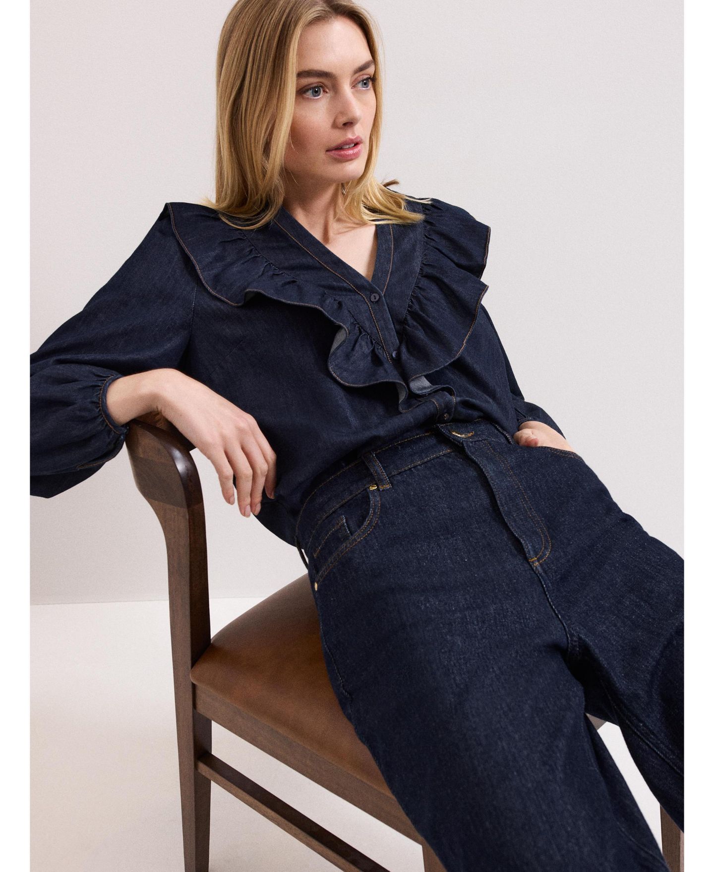 Женская блузка Phase Eight Alexia Denim Ruffle V-Neck, цвет: Средняя варка — фото 4