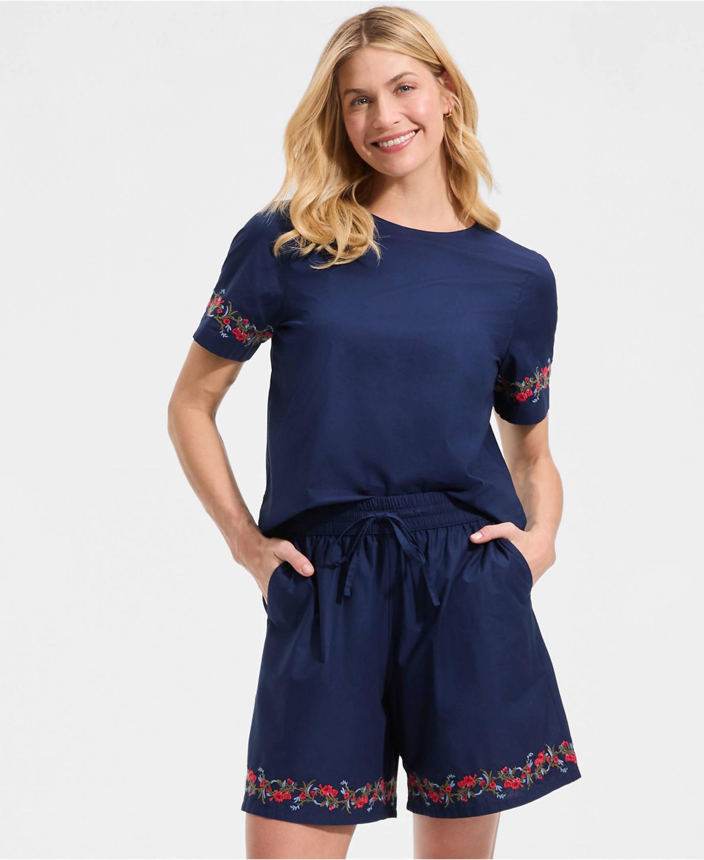 Женские шорты Lands' End Poplin Embroidered High Rise 7" Pull On, цвет: Вишнёвый / Морской тёмно-синий — фото 4