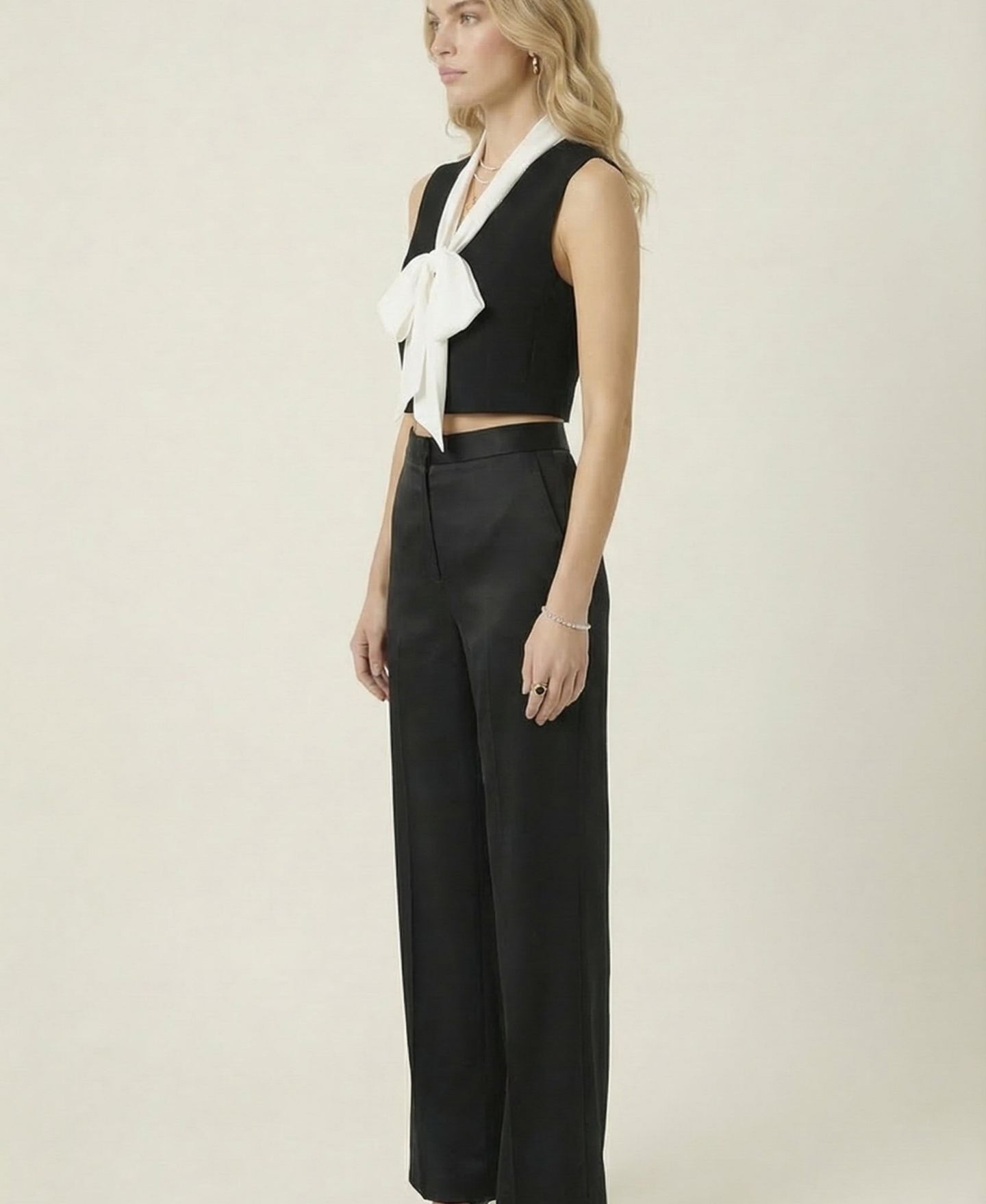 Женский топ Modenaire Contrast Bow Tie Neck Cropped, цвет: Чёрный / Белый — фото 4