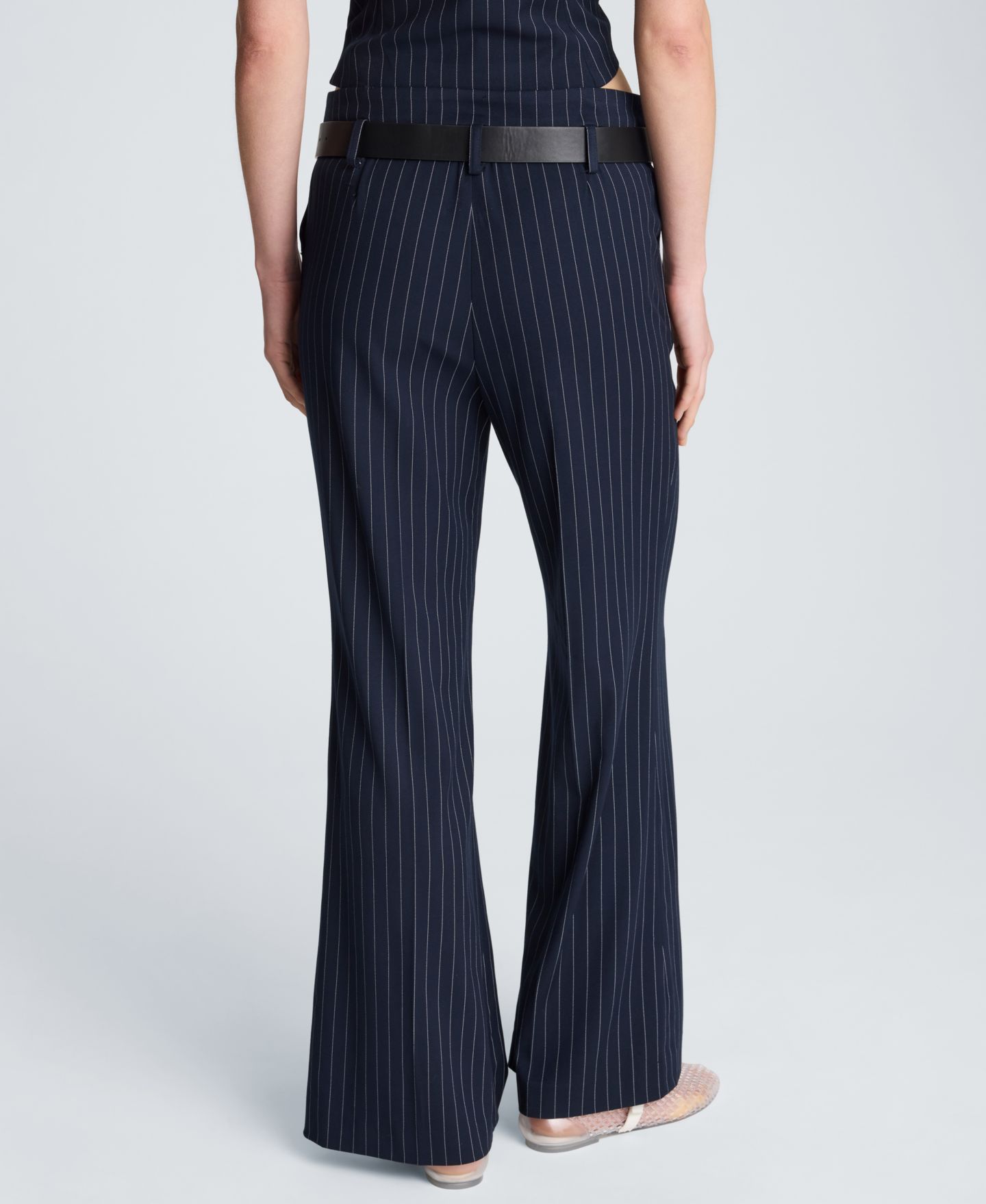 Женские брюки Kenneth Cole Pinstripe Belted Flare, цвет: Тёмно-синий / Устричный — фото 6