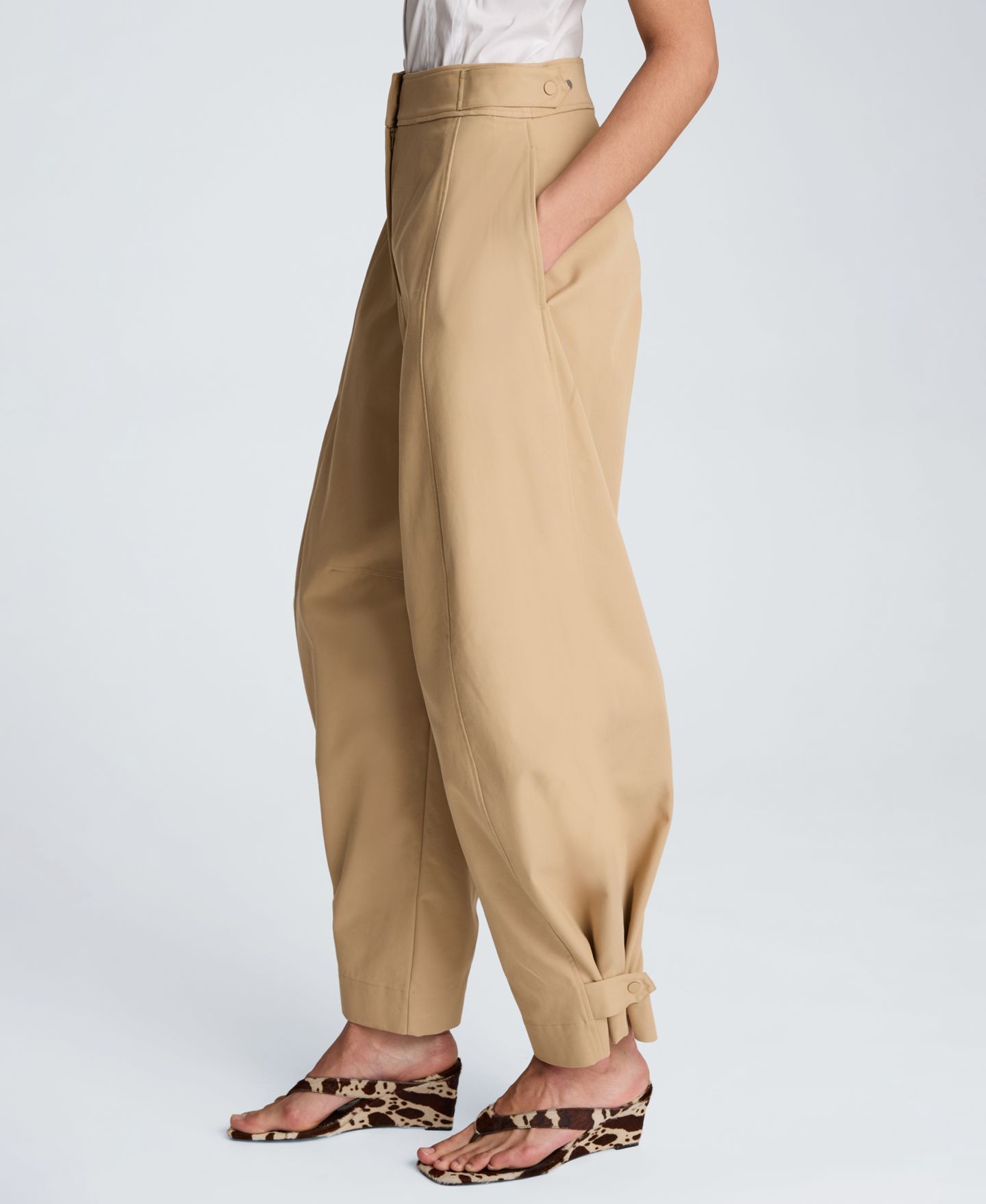 Женские брюки Kenneth Cole High Rise Fly Front Tab Barrel Leg, цвет: Farro — фото 4