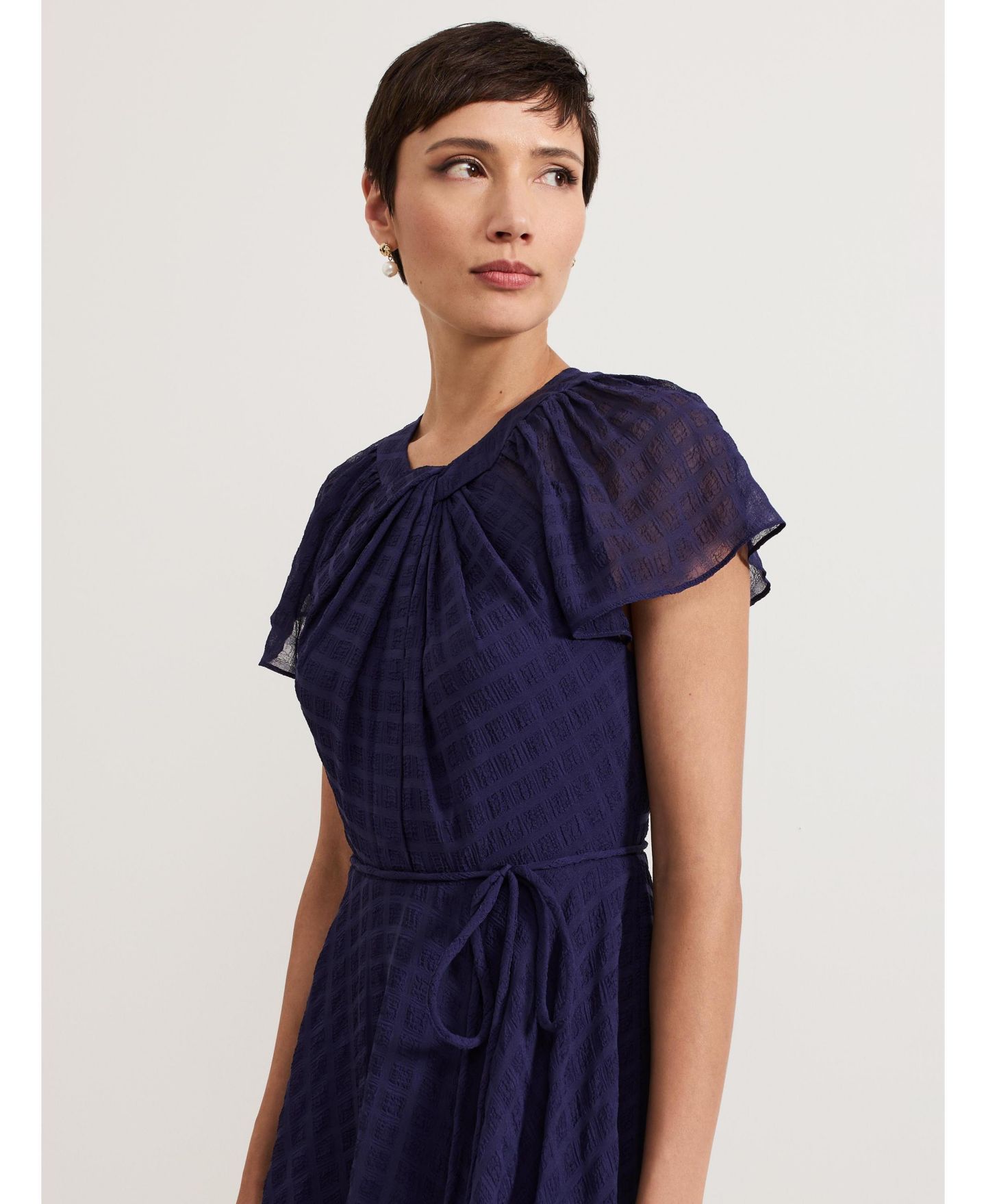 Женское платье Phase Eight Gwen Pleated Textured, цвет: Тёмно-синий — фото 5