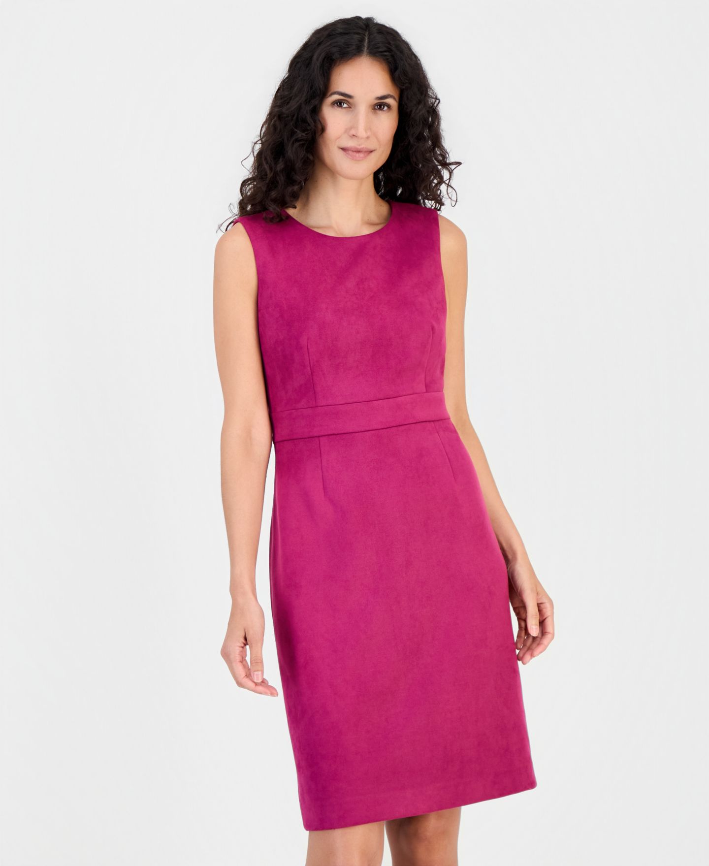 Женское платье Kasper Crewneck Faux Suede Sleeveless Sheath, цвет: Cerise — фото 2