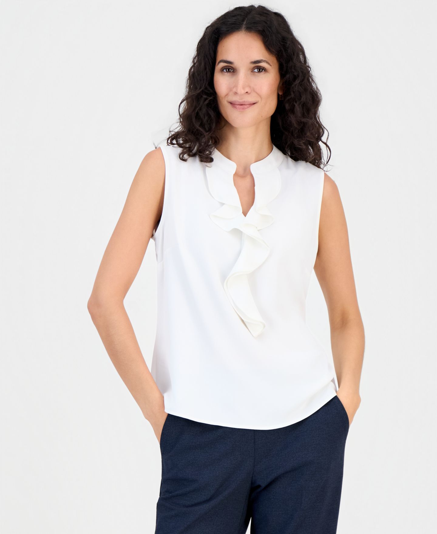 Женская блузка Kasper Ruffled Split-Neck Sleeveless Blouse, цвет: Белый — фото 1
