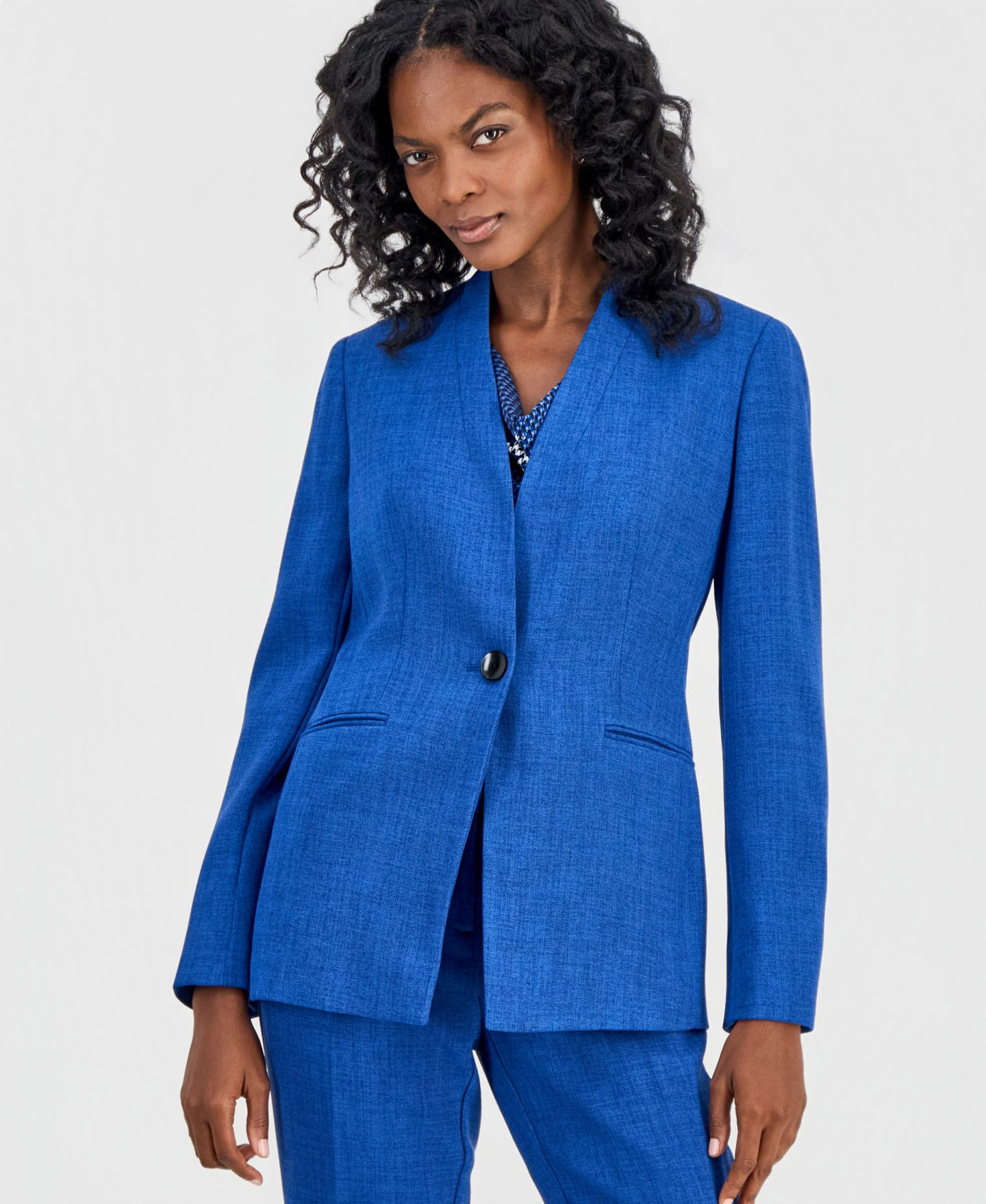 Женские комплекты Kasper Collarless One-Button Jacket, Printed Cowl-Neck Cap-Sleeve Top & Textured High-Rise Straight Leg Trousers, Regular & Petite, цвет: Синий ночной меланжевый — фото 2