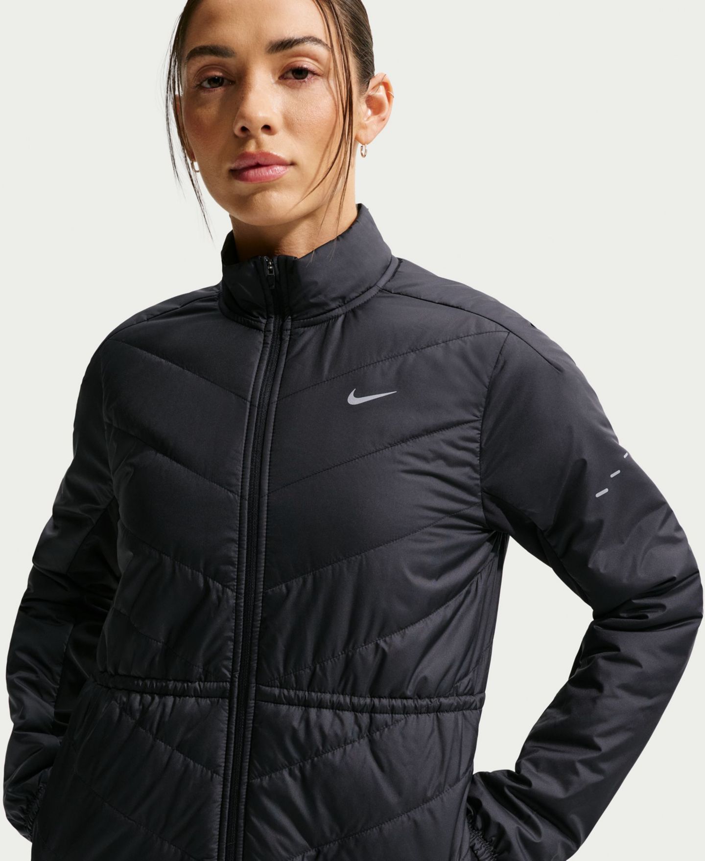 Женская куртка Nike Swift Therma-FIT Running, цвет: Чёрный / Светоотражающий серебряный — фото 3