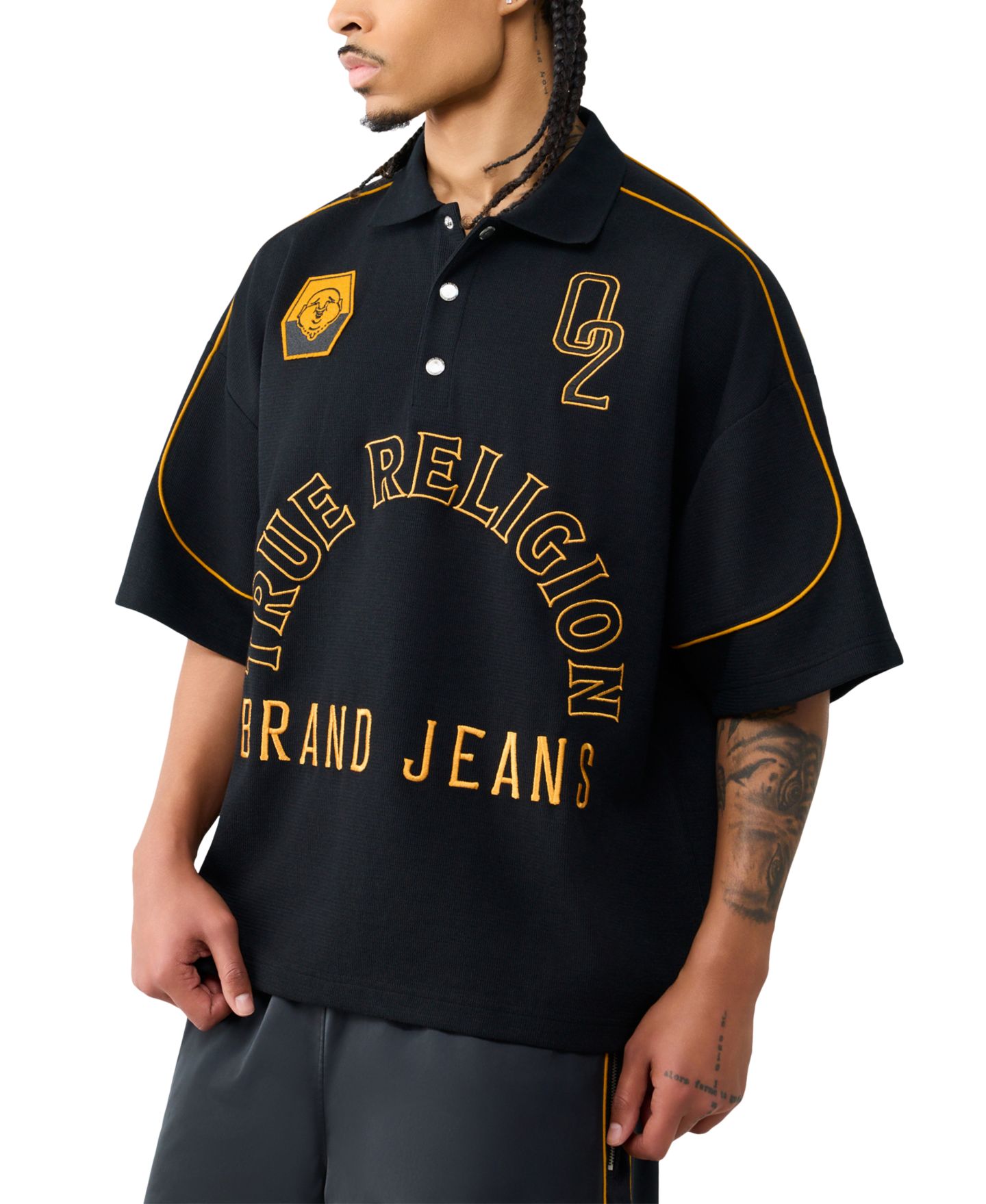 Мужское поло True Religion Multi Logo Oversized Short-Sleeve Polo Shirt, цвет: Угольно-чёрный — фото 2