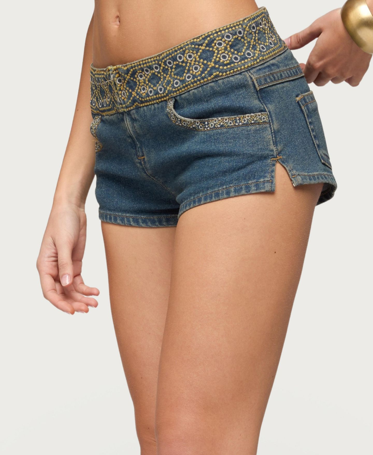 Женские шорты Edikted Zera Embroidered Denim Micro, цвет: Синий потёртый — фото 4