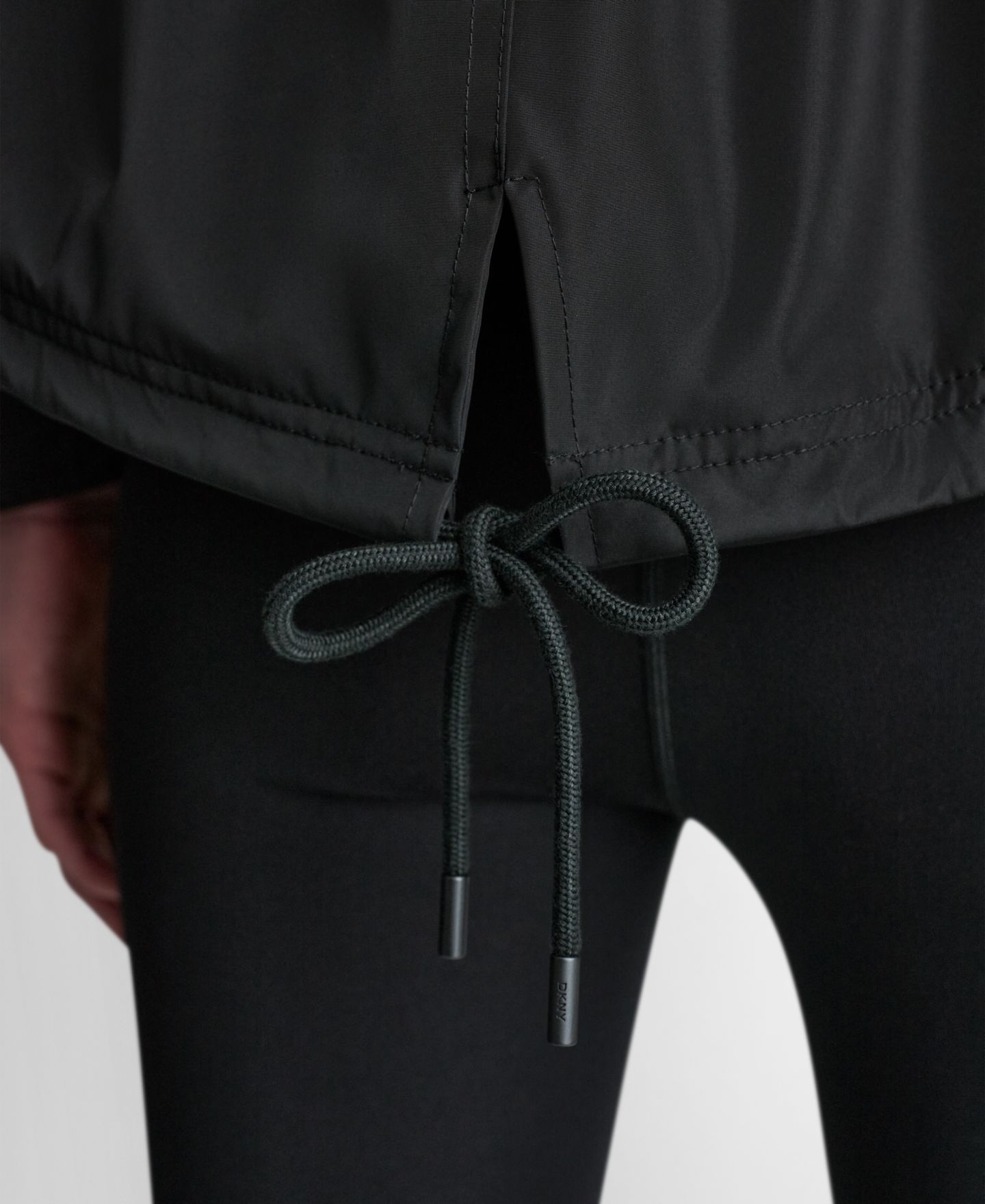 Женская куртка DKNY Sport Cropped High-Low Hooded, цвет: Чёрный — фото 5