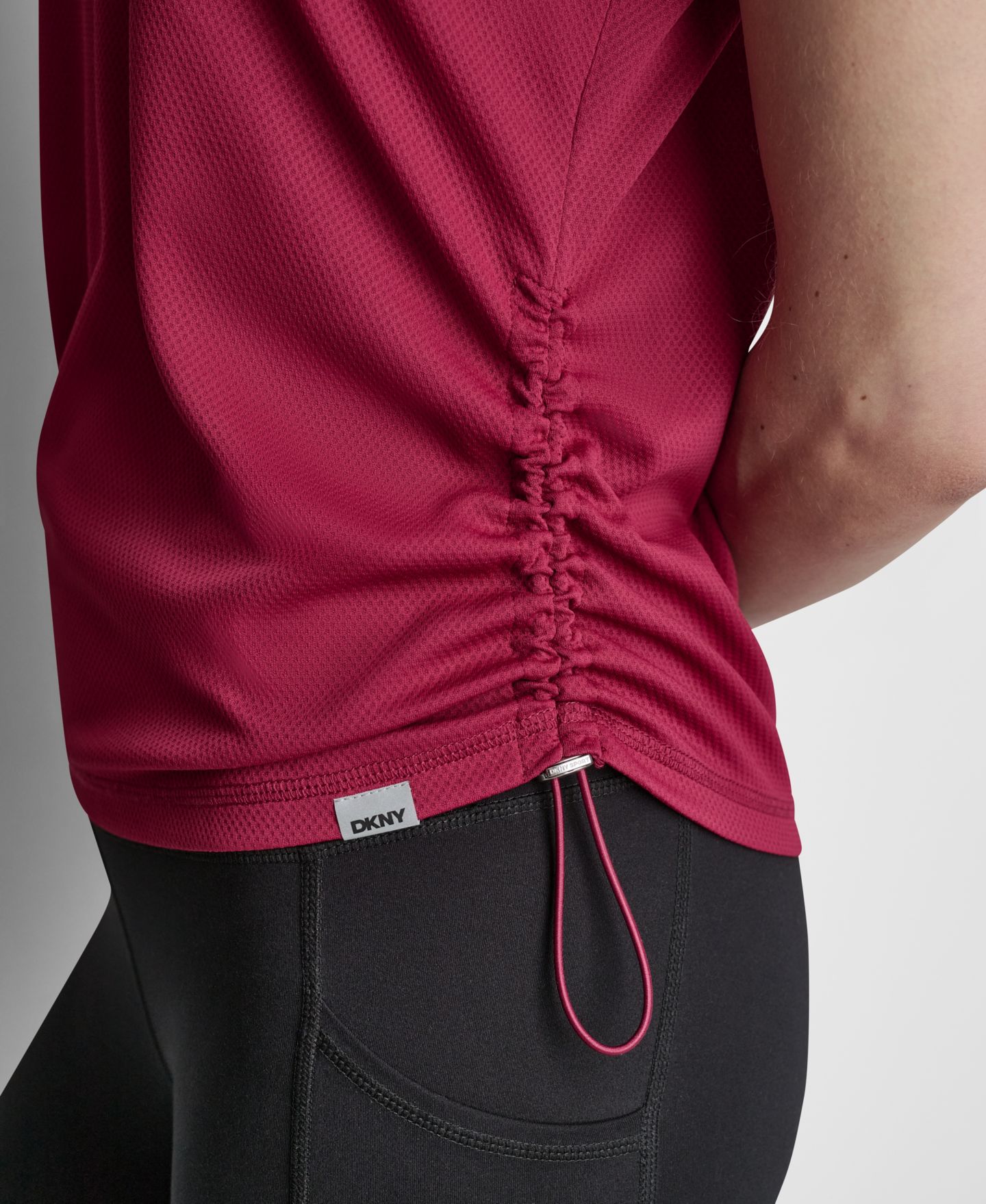 Женская футболка DKNY Sport Ruched Side Seams V-Neck Tech, цвет: Свекольный — фото 5