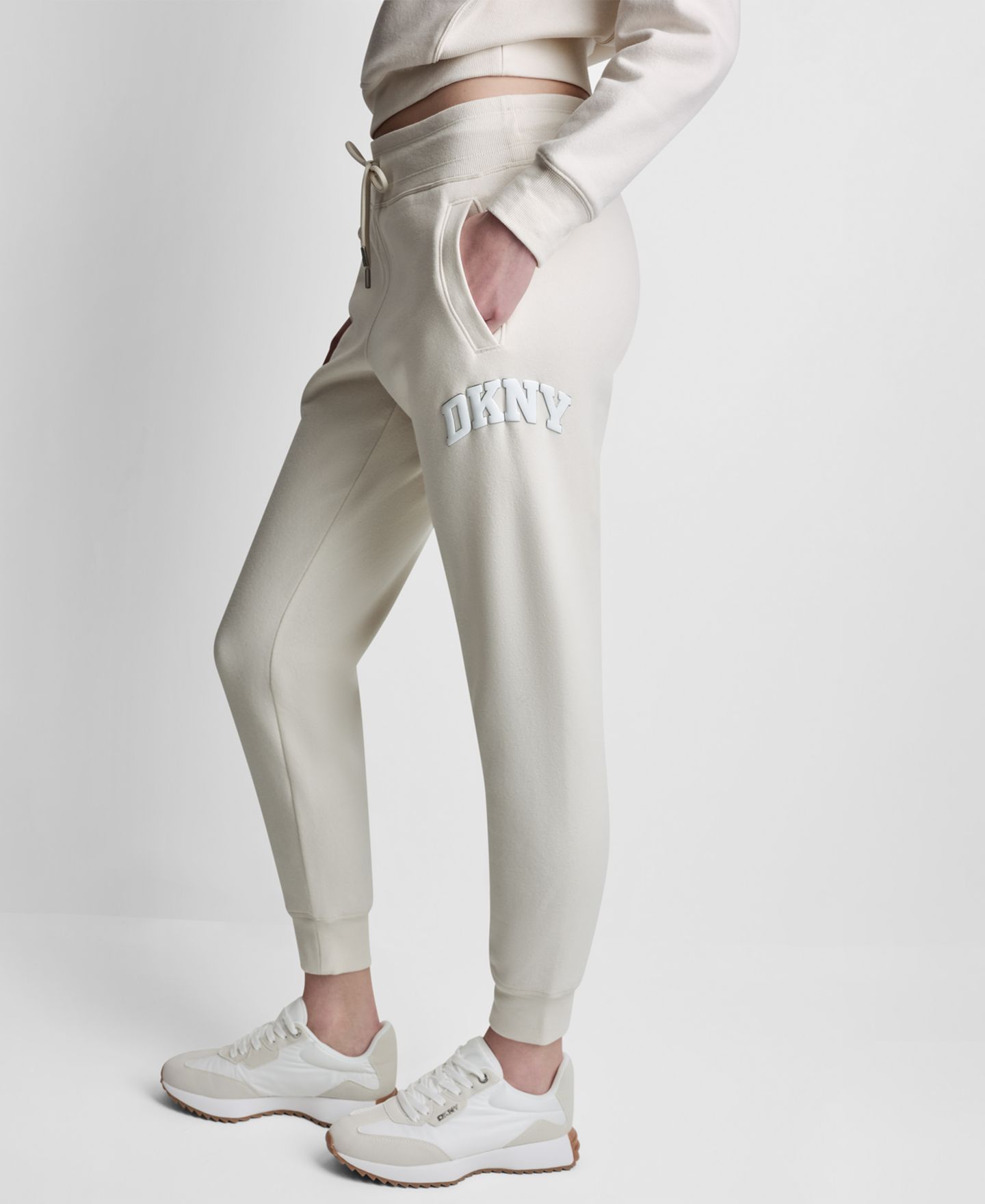 Женские брюки DKNY Sport Varsity Logo Jogger, цвет: Сливочный — фото 3