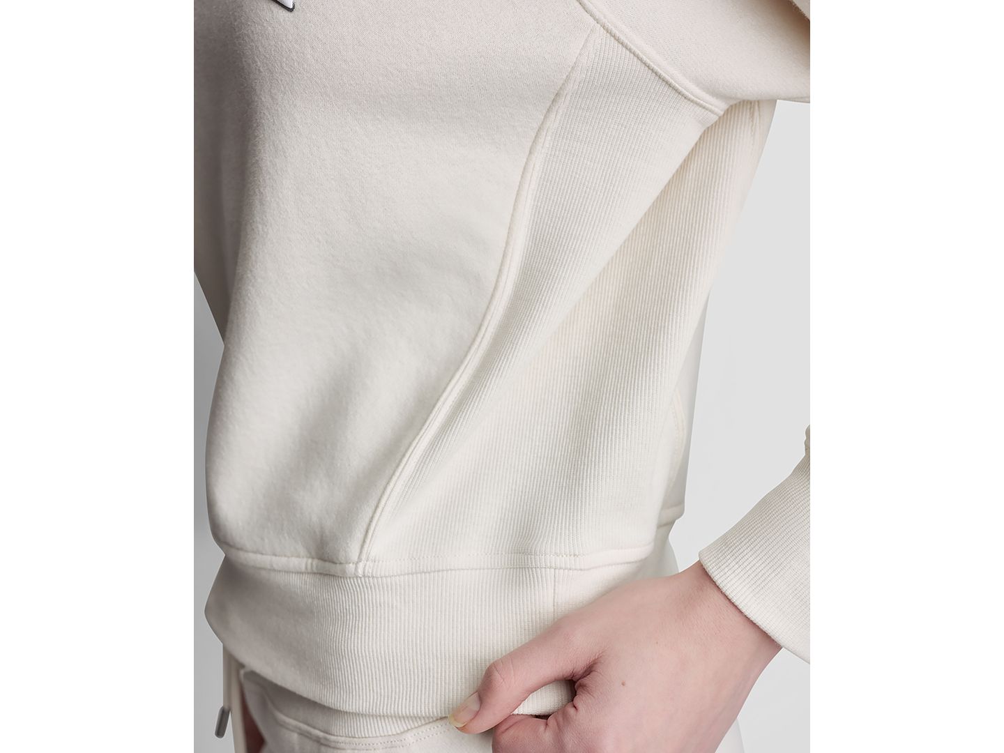 Женская толстовка DKNY Sport NY Shadow Varsity Logo Crewneck, цвет: Сливочный — фото 4