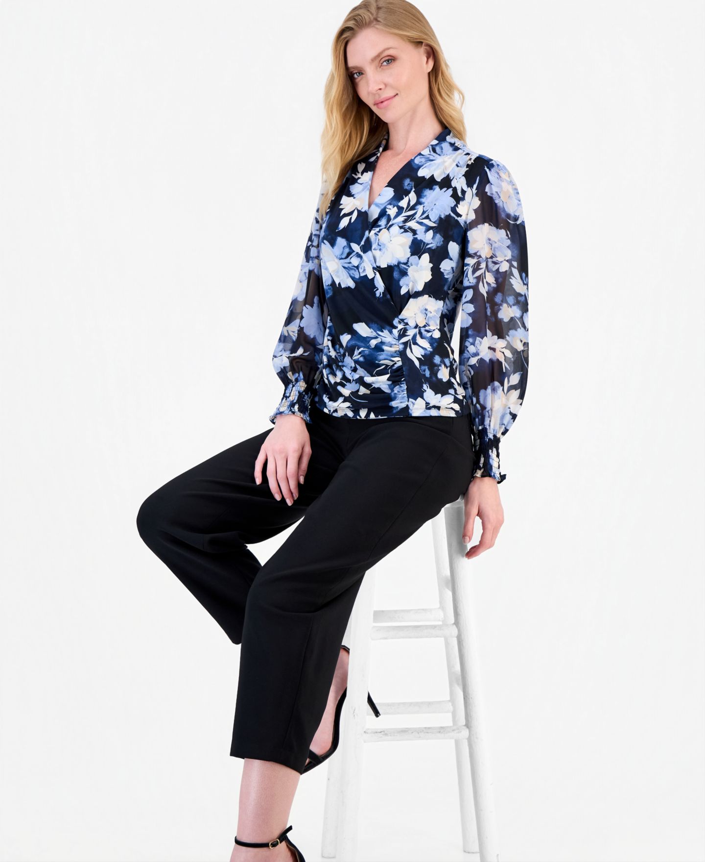 Женский топ Anne Klein Faux-Wrap Smocked-Cuff Top, цвет: Синий разноцветный — фото 3