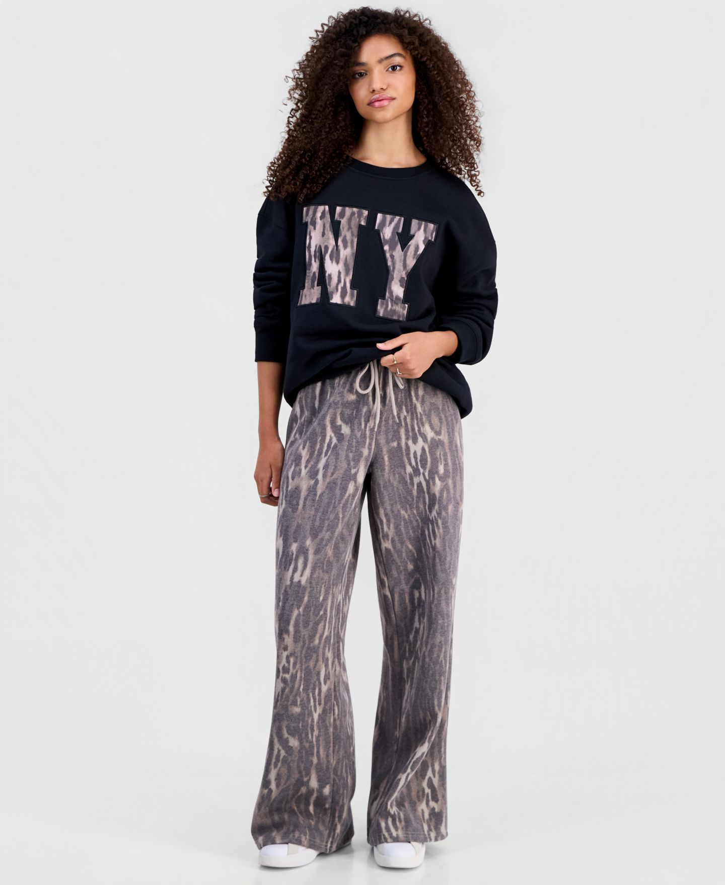 Женский свитшот Madden Girl Juniors' Applique Crewneck, цвет: Чёрный — фото 2