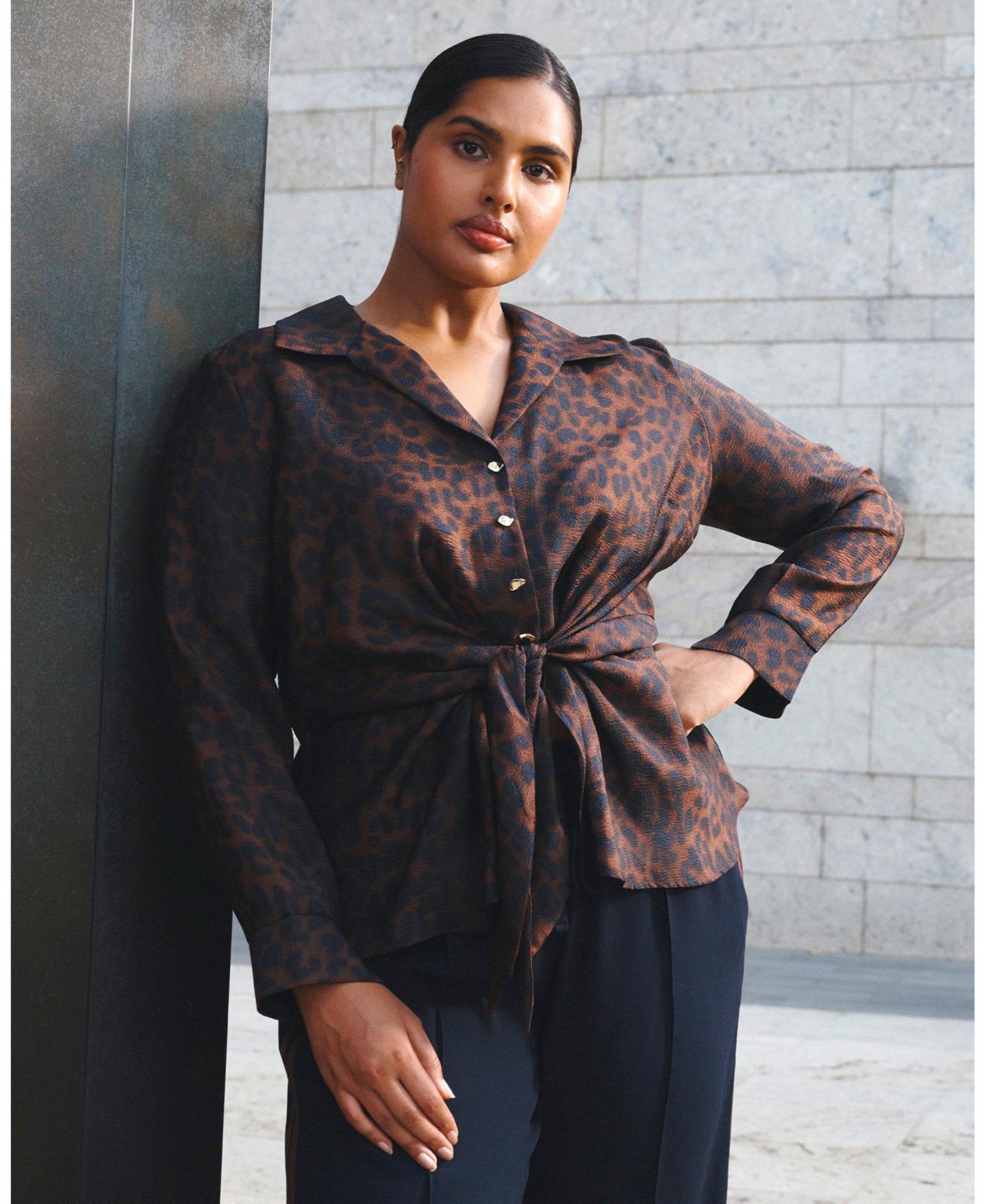 Женская рубашка ESTELLE Leona Leopard V-Neck Button Tie-Front, цвет: Шоколадный / Тёмно-синий — фото 5