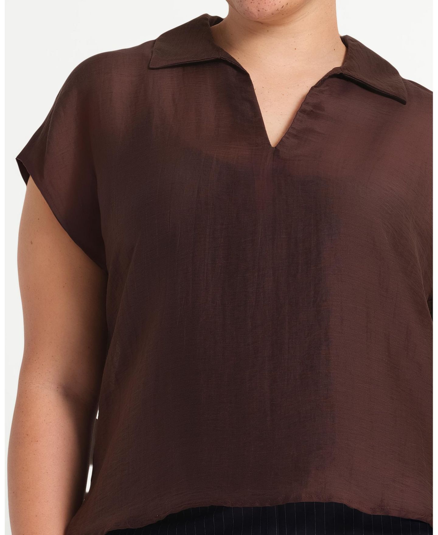 Женский топ ESTELLE Kelly Sheer Collared V-Neck Short Sleeve, цвет: Шоколадный — фото 6