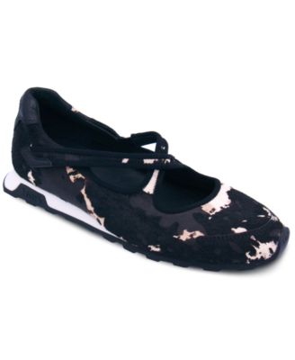 Women's Kore Round Toe Slip-On Sneakers