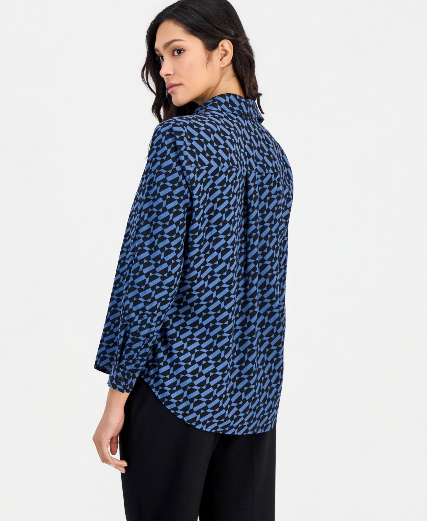Женская блузка Anne Klein Essentials Petite Printed Button-Front Long-Sleeve Blouse, цвет: Синий / Чёрный — фото 4