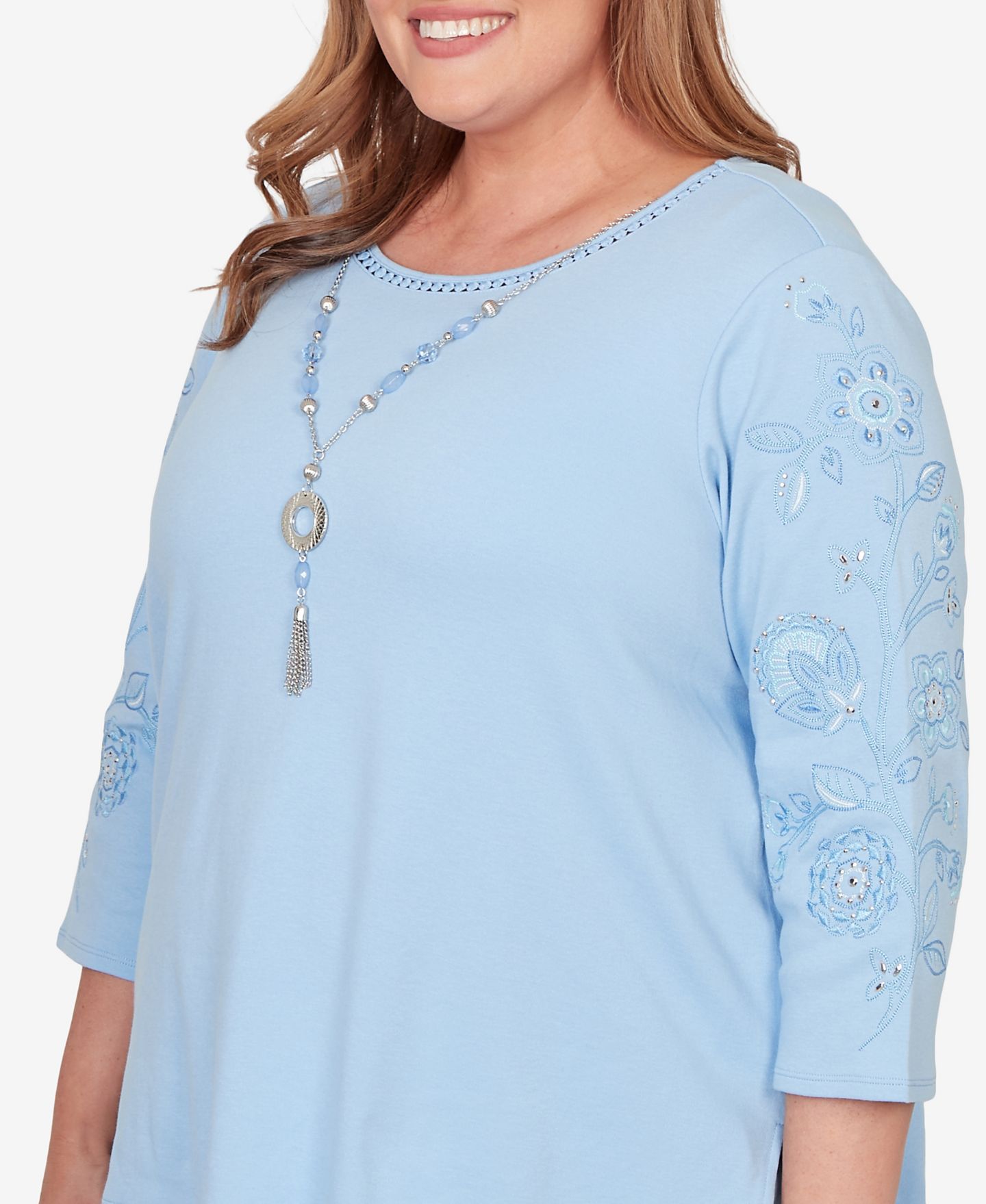 Женский топ Alfred Dunner Plus Size Embroidered Floral-Sleeve Accent with Necklace, цвет: Cornflower — фото 4