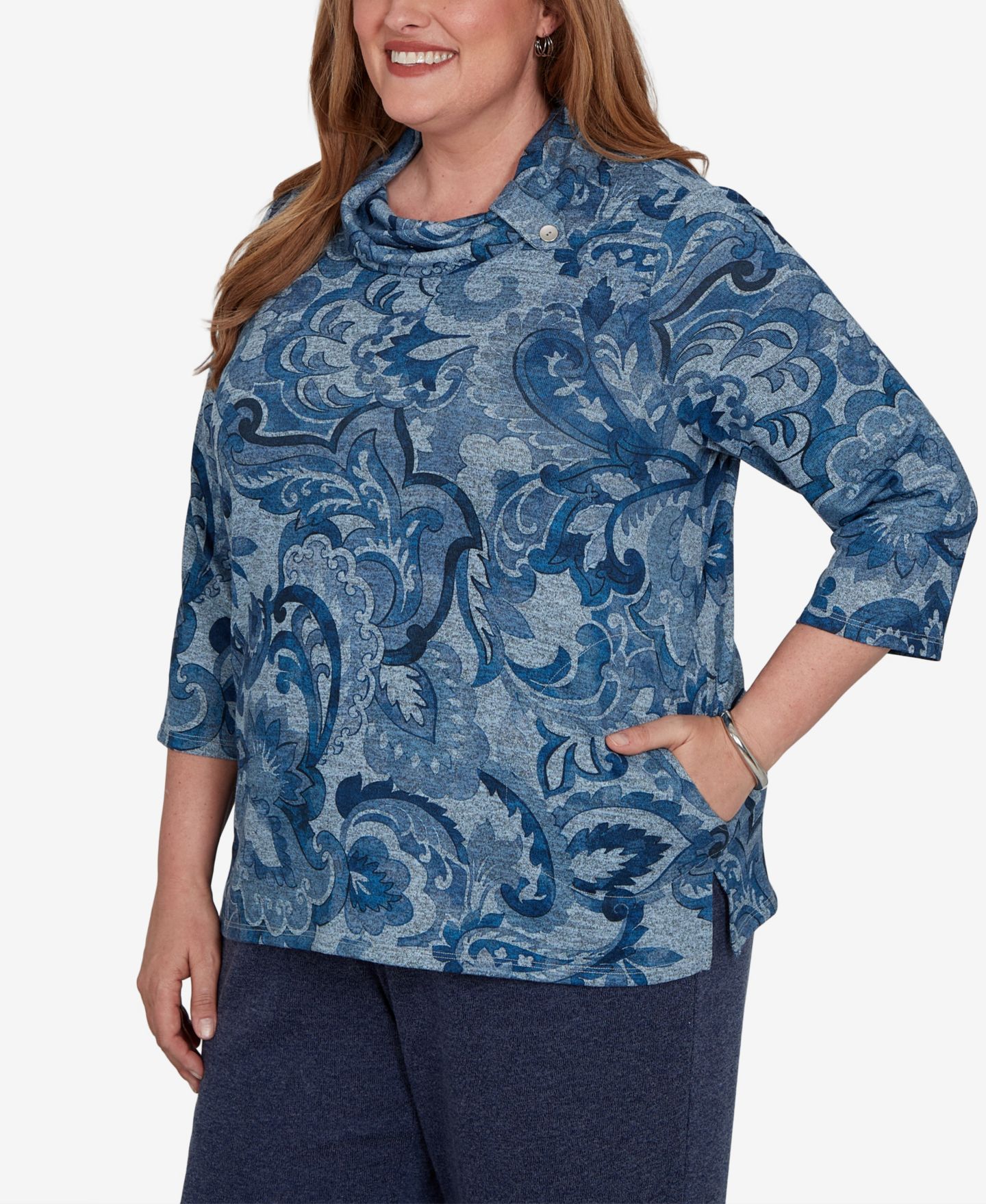 Женский топ Alfred Dunner Plus Size Paisley Scroll Cowl Neck Pocket, цвет: Джинсовый — фото 2