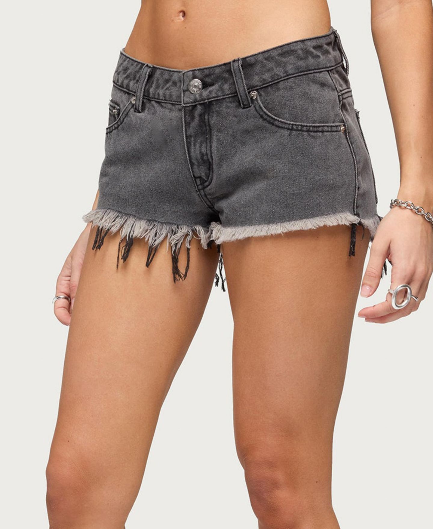 Женские шорты Edikted Frayed Vintage Washed Denim Shorts, цвет: Чёрный потёртый — фото 4