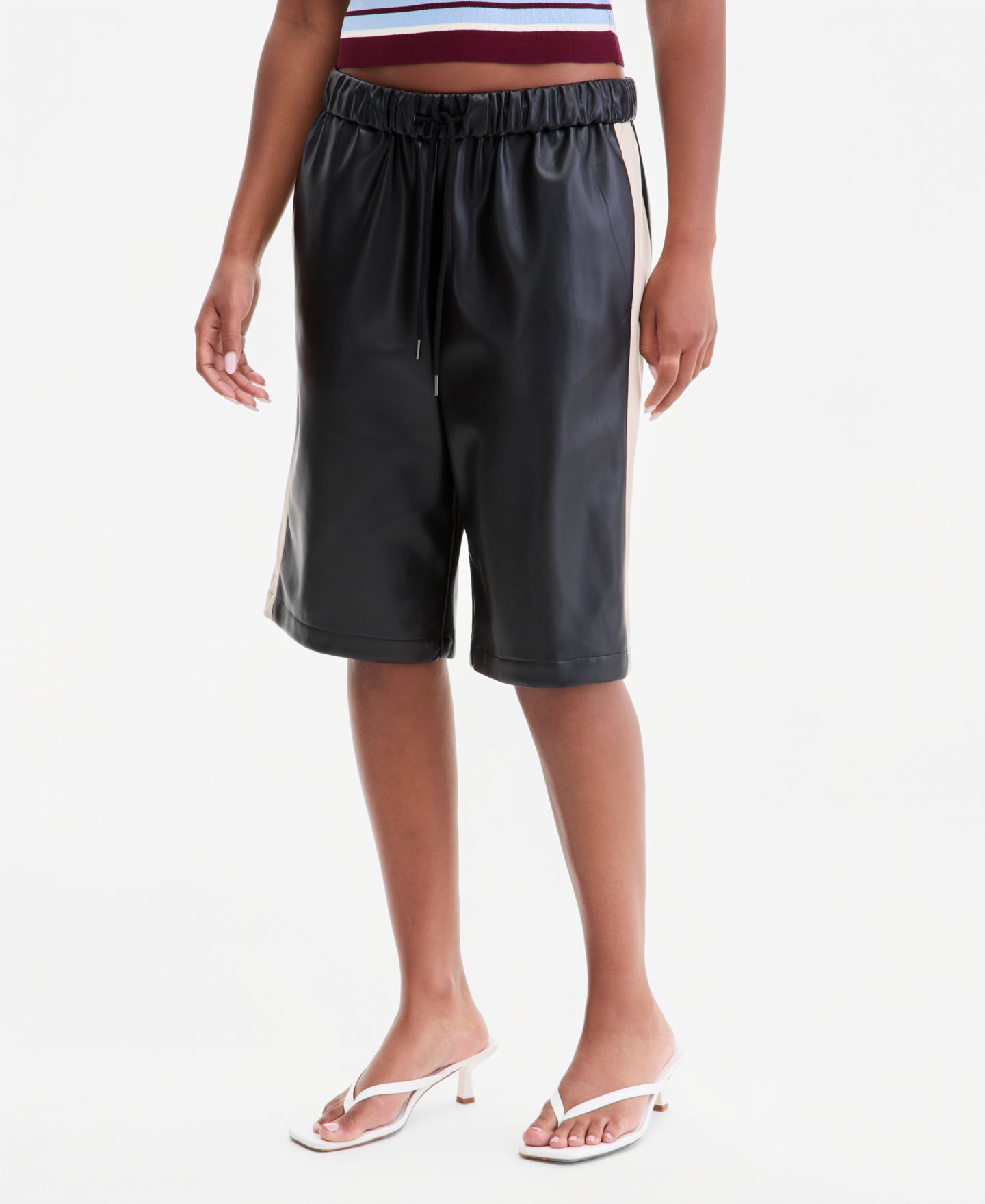 Женские шорты Bar III Faux-Leather Side-Stripe Bermuda, цвет: Чёрная слоновая кость — фото 3