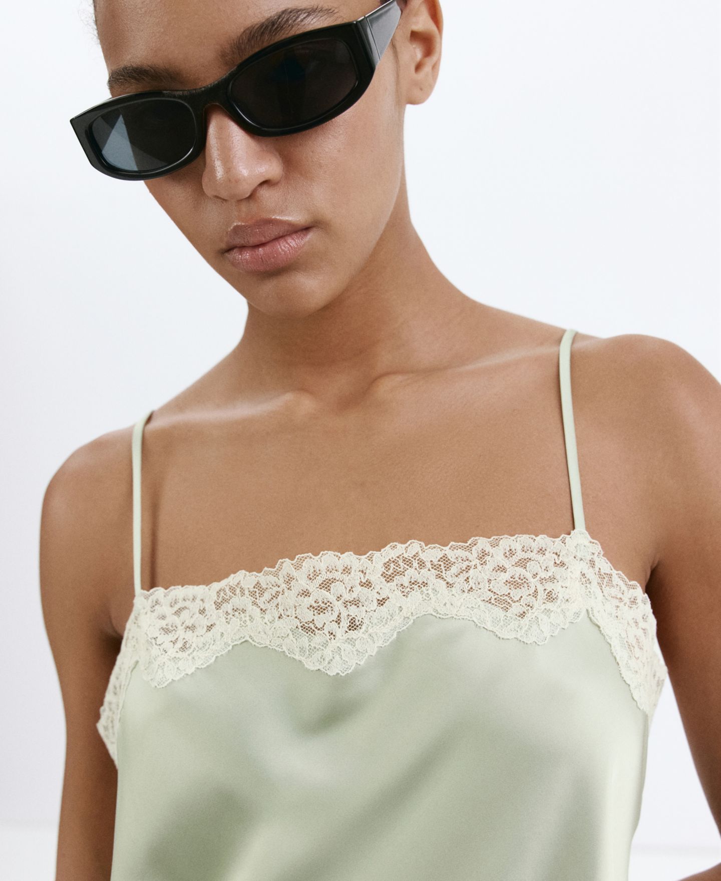 Женский топ Mango Lace Detail Satin, цвет: Пастельный зелёный — фото 4