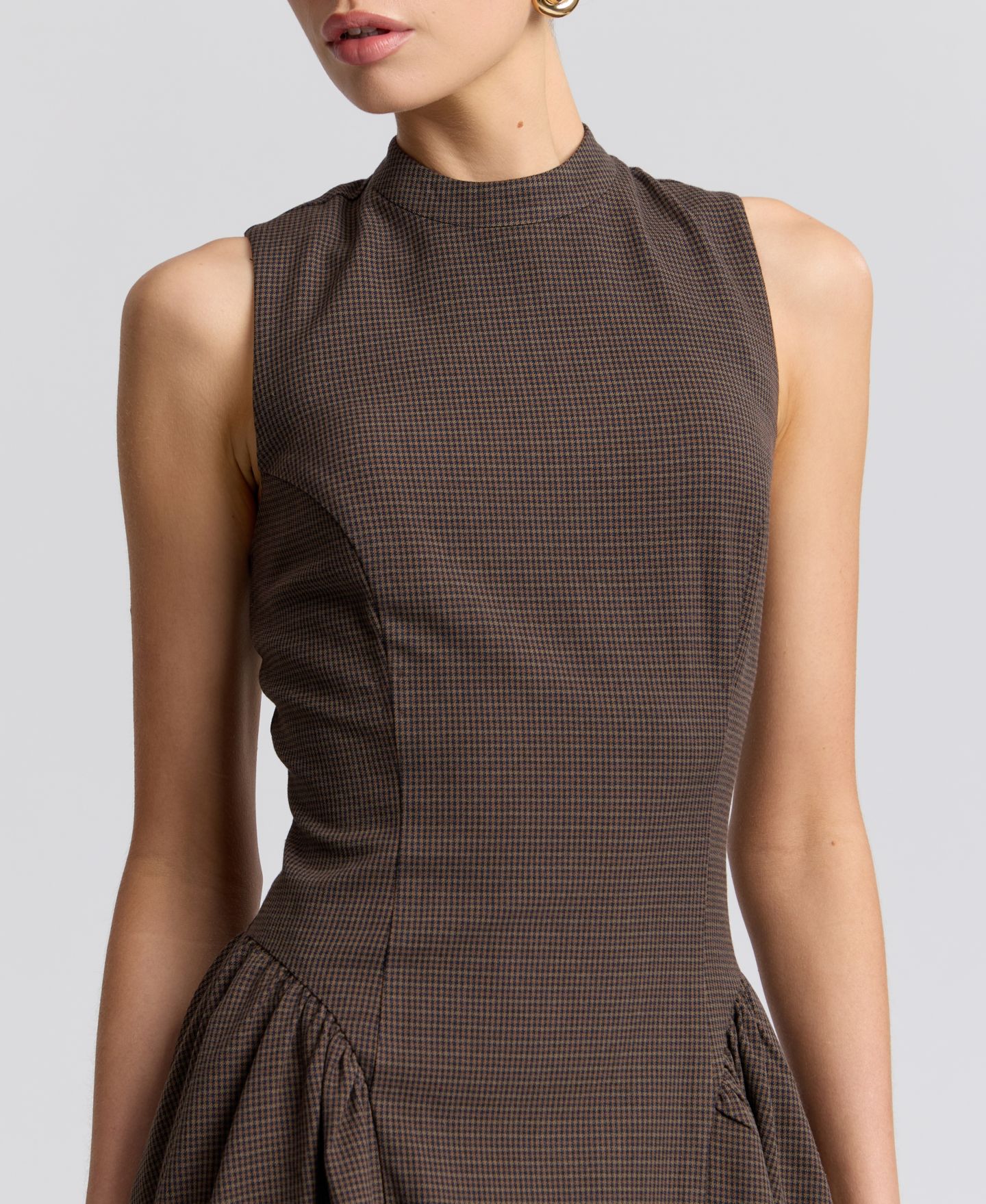 Женское платье Avec Les Filles Stretch Plaid Mock-Neck Flounce Mini, цвет: Коричневый клетчатый — фото 4