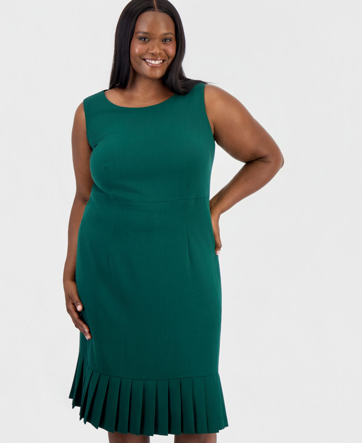 Женское платье Kasper Plus Size Pleated Sleeveless Dress, цвет: Вечнозелёный — фото 2