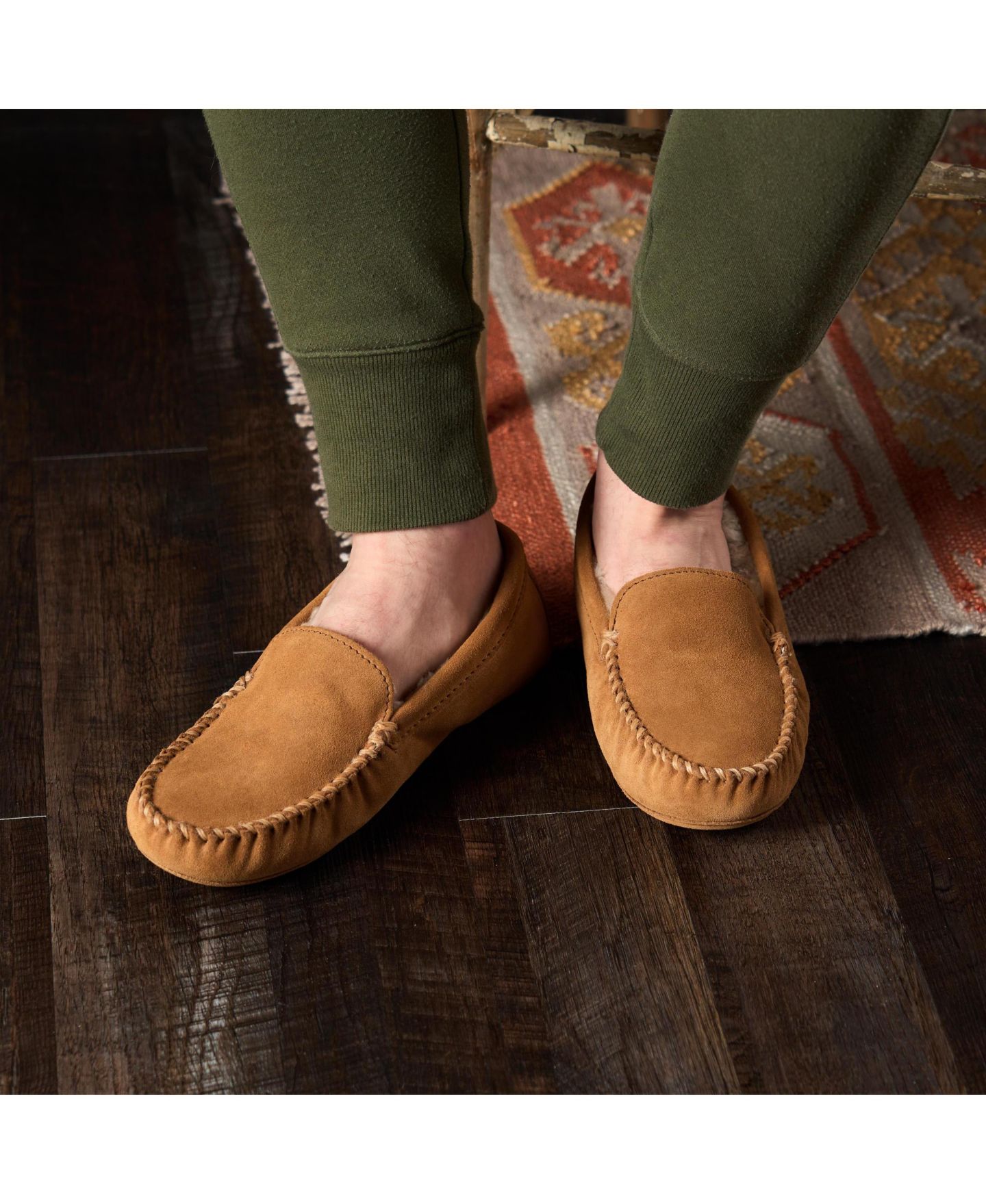 Мужские тапочки Minnetonka Suede Sheepskin Soft Leather Sole Slippers, цвет: Рыжевато-коричневый — фото 3