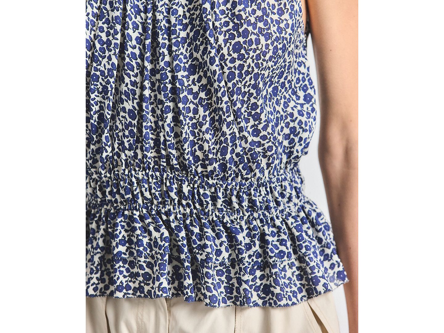 Женский топ Derek Lam 10 Crosby Avery Floral Print Smocked Sleeveless, цвет: Зефирный / Тёмно-синий — фото 4