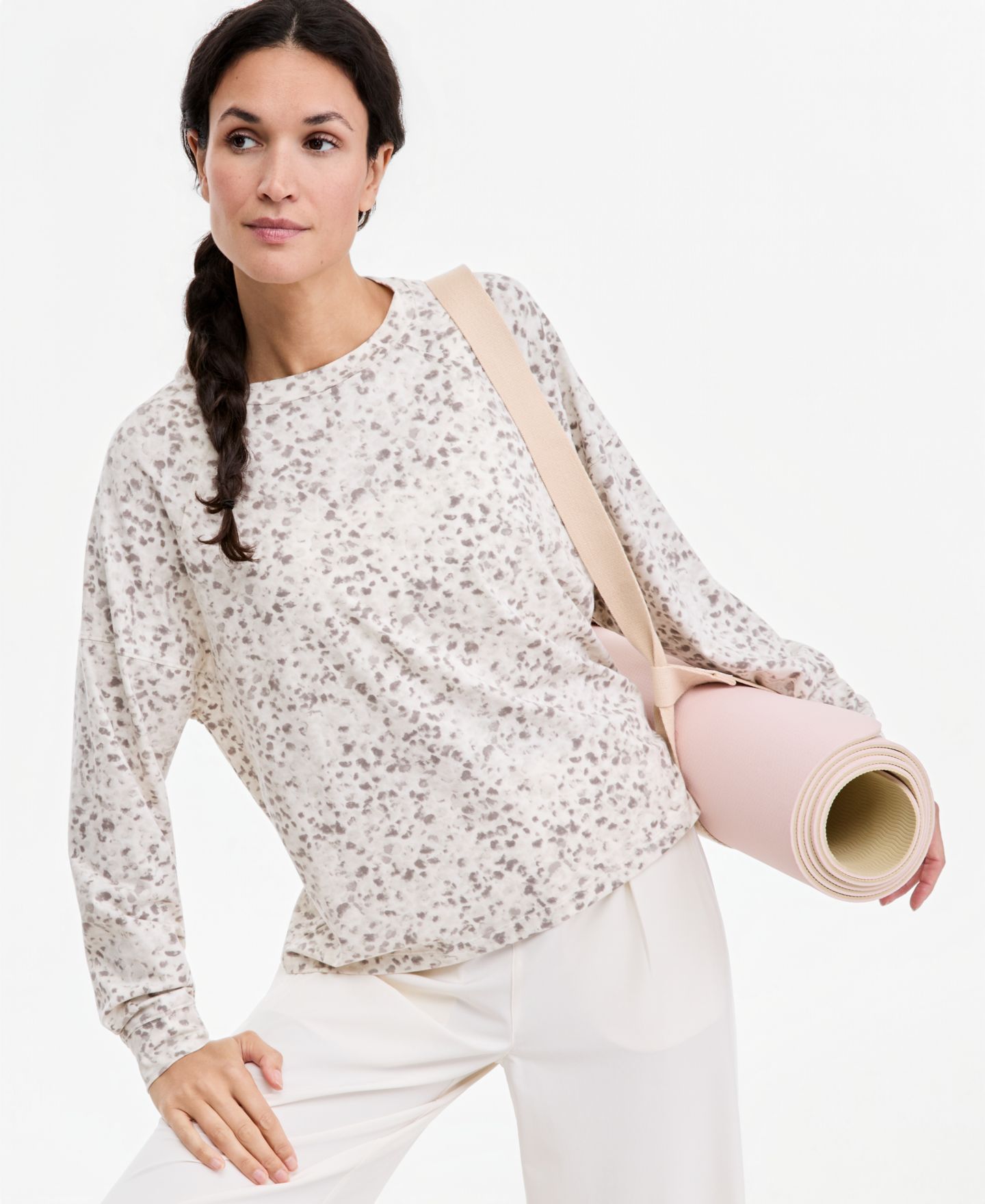 Женская футболка ID Ideology Soft Paw Printed Relaxed-Fit Cotton-Blend Crewneck Long-Sleeve Tee, цвет: Мягкий молочный — фото 2